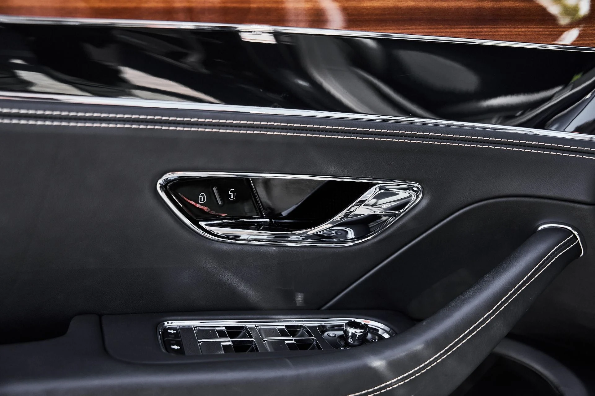 mph032_1176935760_Used_2024_Bentley_Flying_Spur_1782150674_0a1cd77245