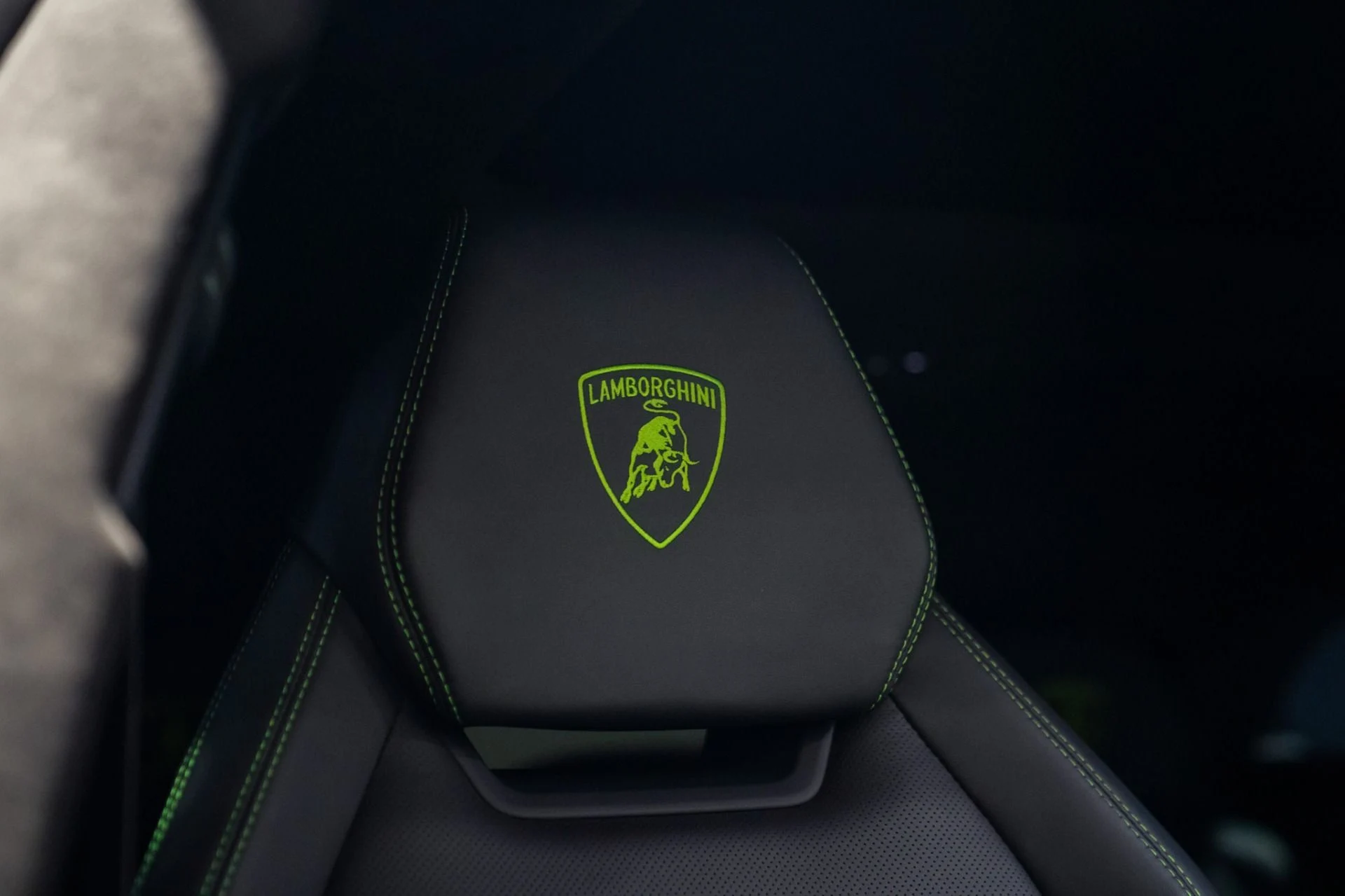 mph032_1191080878_Used_2022_Lamborghini_Urus_FULL_CARBON_EXTERIOR_MASSIVE_MSRP_1786214516_3e979273a8