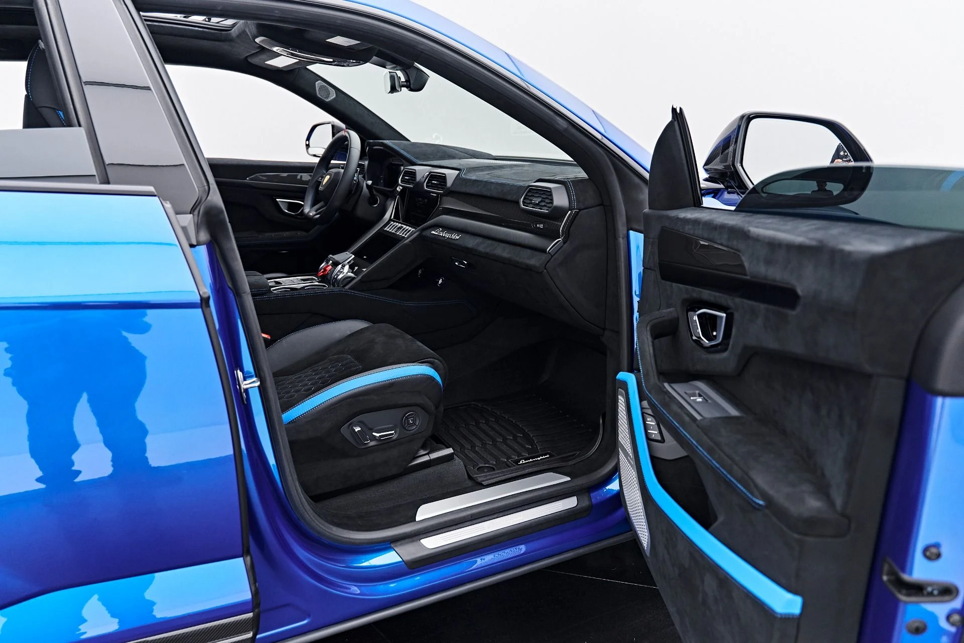mph032_1197775603_Used_2023_Lamborghini_Urus_Performante_1790208845_cb4d725534