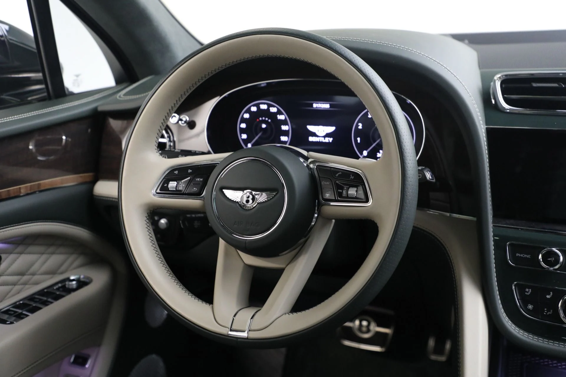 mph032_1199133324_New_2023_Bentley_Bentayga_V8_307f043f95