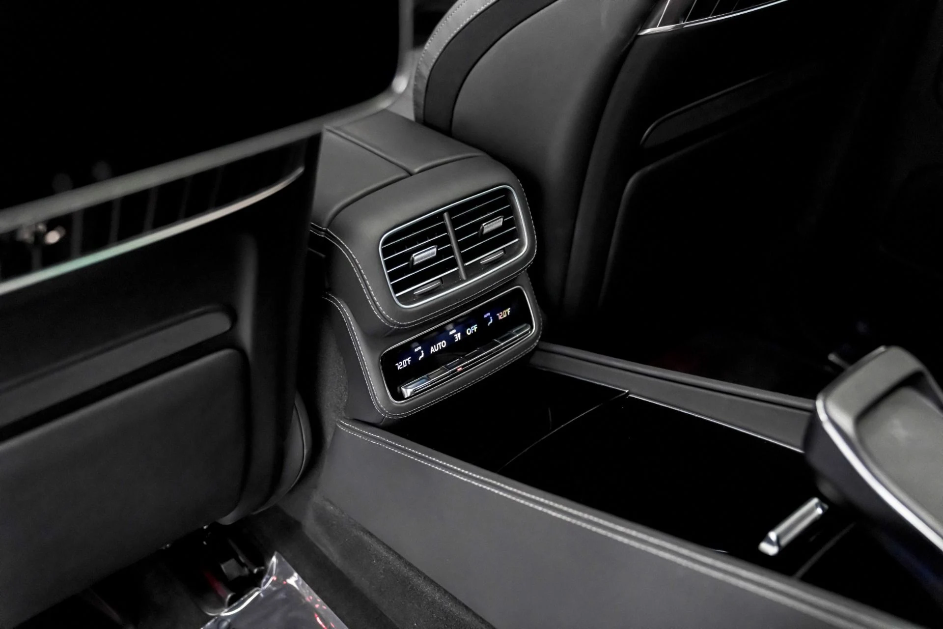 mph032_120316875_Used_2025_Mercedes_Benz_Mercedes_Maybach_GLS_600_4_MATIC_1762198640_124371981d