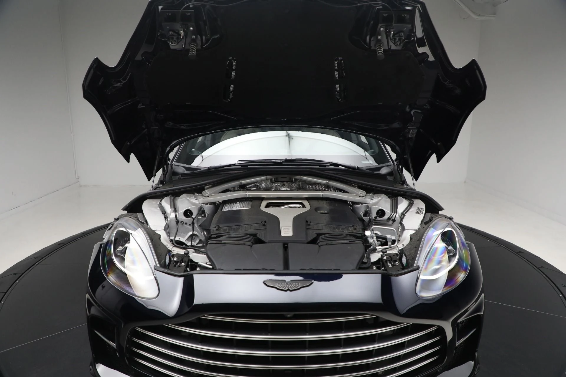 mph032_1205137489_New_2025_Aston_Martin_DBX_707_f09865f0d5