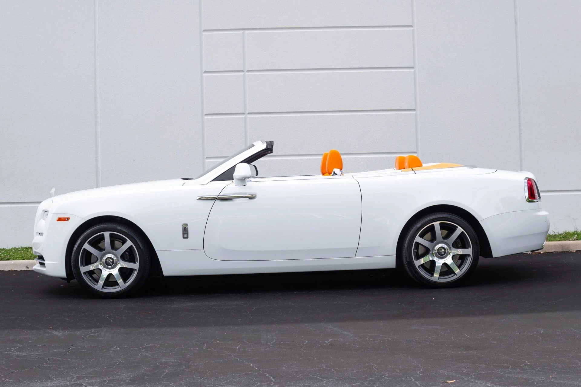 mph032_1208841298_Used_2017_Rolls_Royce_Dawn_1781114248_1ba4f929dd