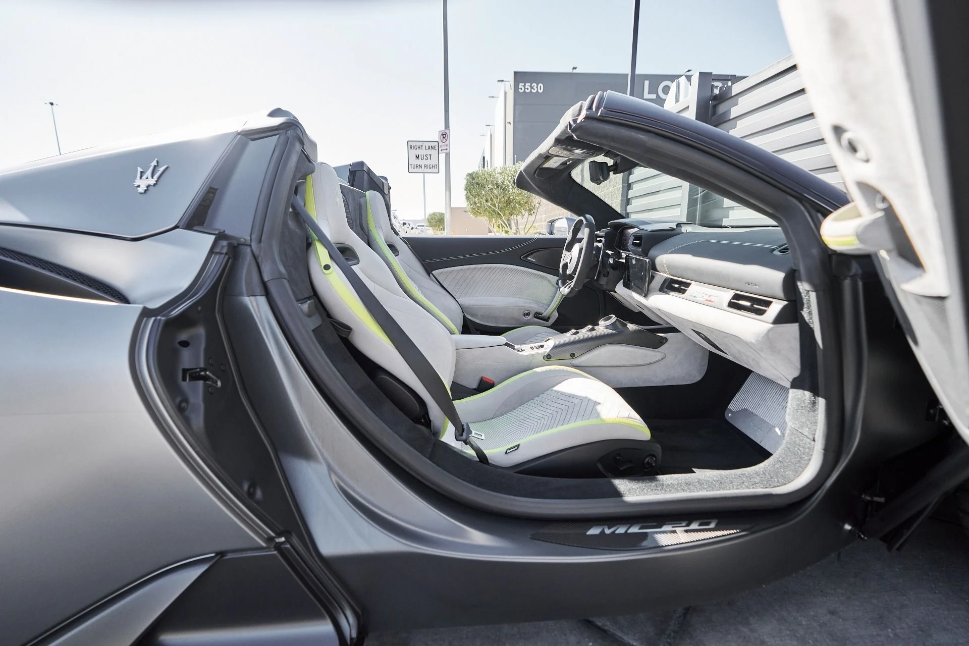 mph032_1218873809_Used_2023_Maserati_MC_20_Cielo_1761946900_4dd4147b50