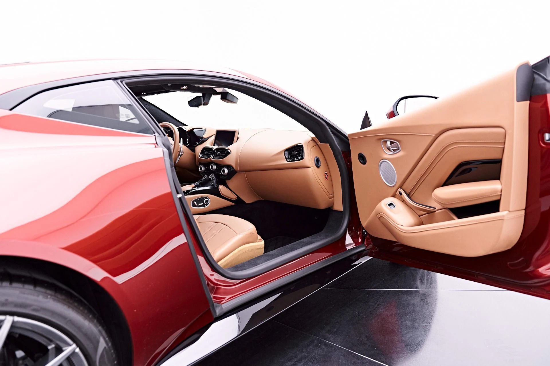 mph032_1220469081_Used_2020_Aston_Martin_Vantage_Base_1777504297_a9382e0b54