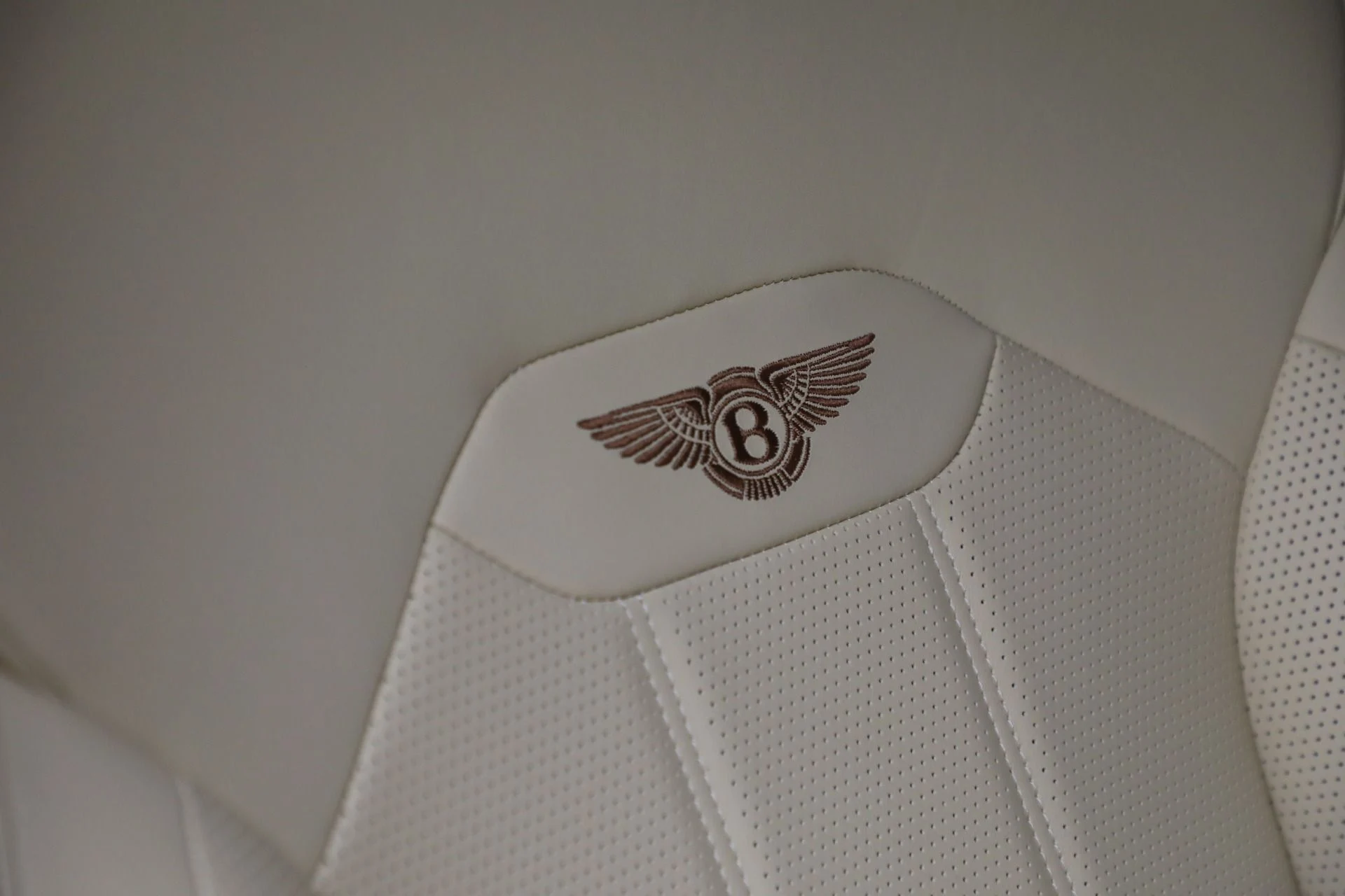 mph032_1253185366_Used_2023_Bentley_Bentayga_V8_e16161f0c7