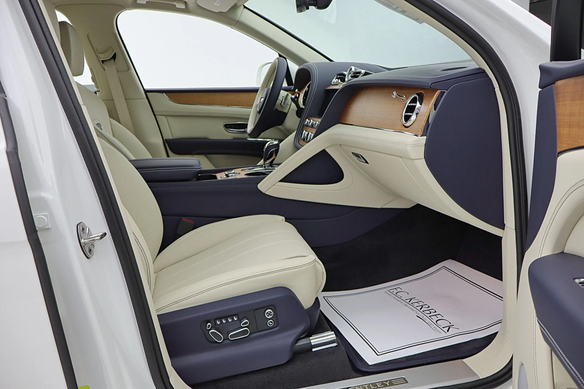 mph032_1274070132_New_2026_Bentley_Bentayga_EWB_V8_80803ad267