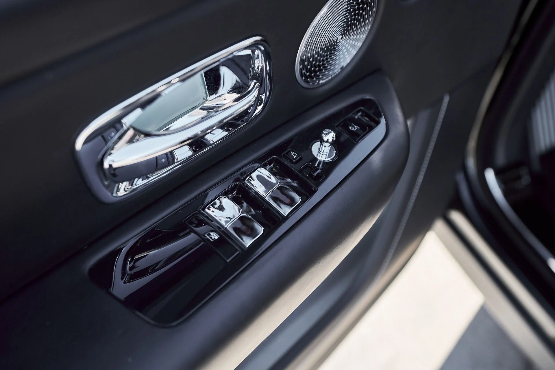 mph032_1295403664_Used_2019_Rolls_Royce_Cullinan_Base_1767201687_d952bd9e15