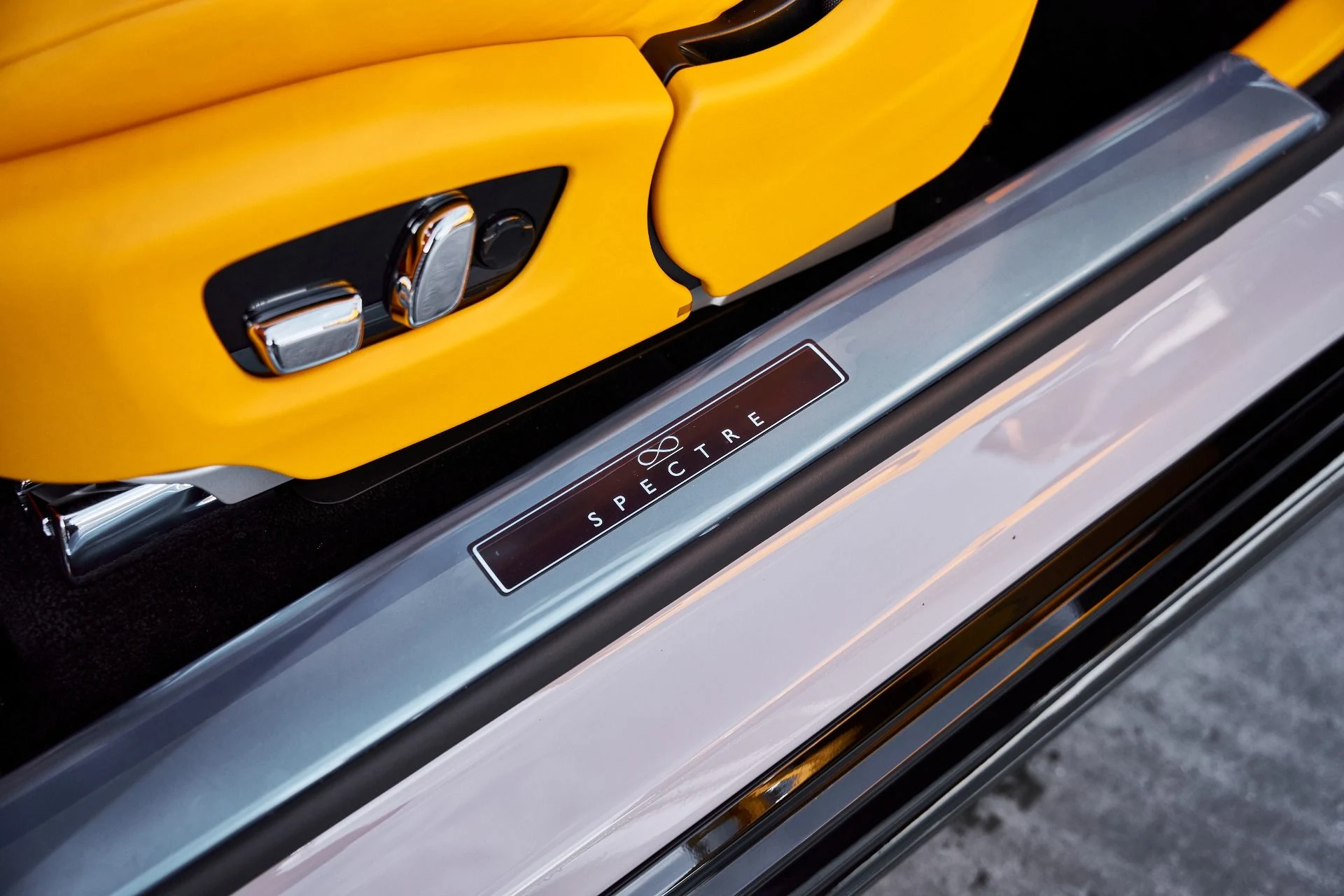 mph032_1302081264_Used_2025_Rolls_Royce_Spectre_BLACK_BADGE_1769482369_1a30570b66