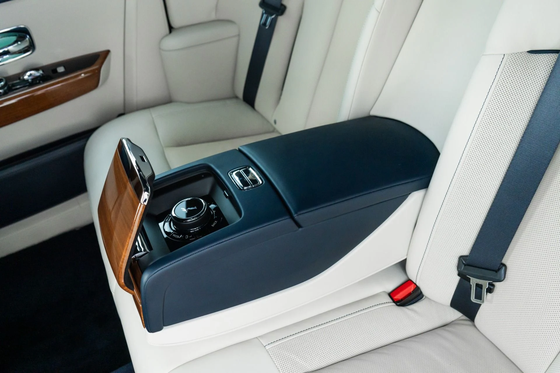 mph032_130712579_Used_2022_Rolls_Royce_Phantom_1778012232_27b6450d3c