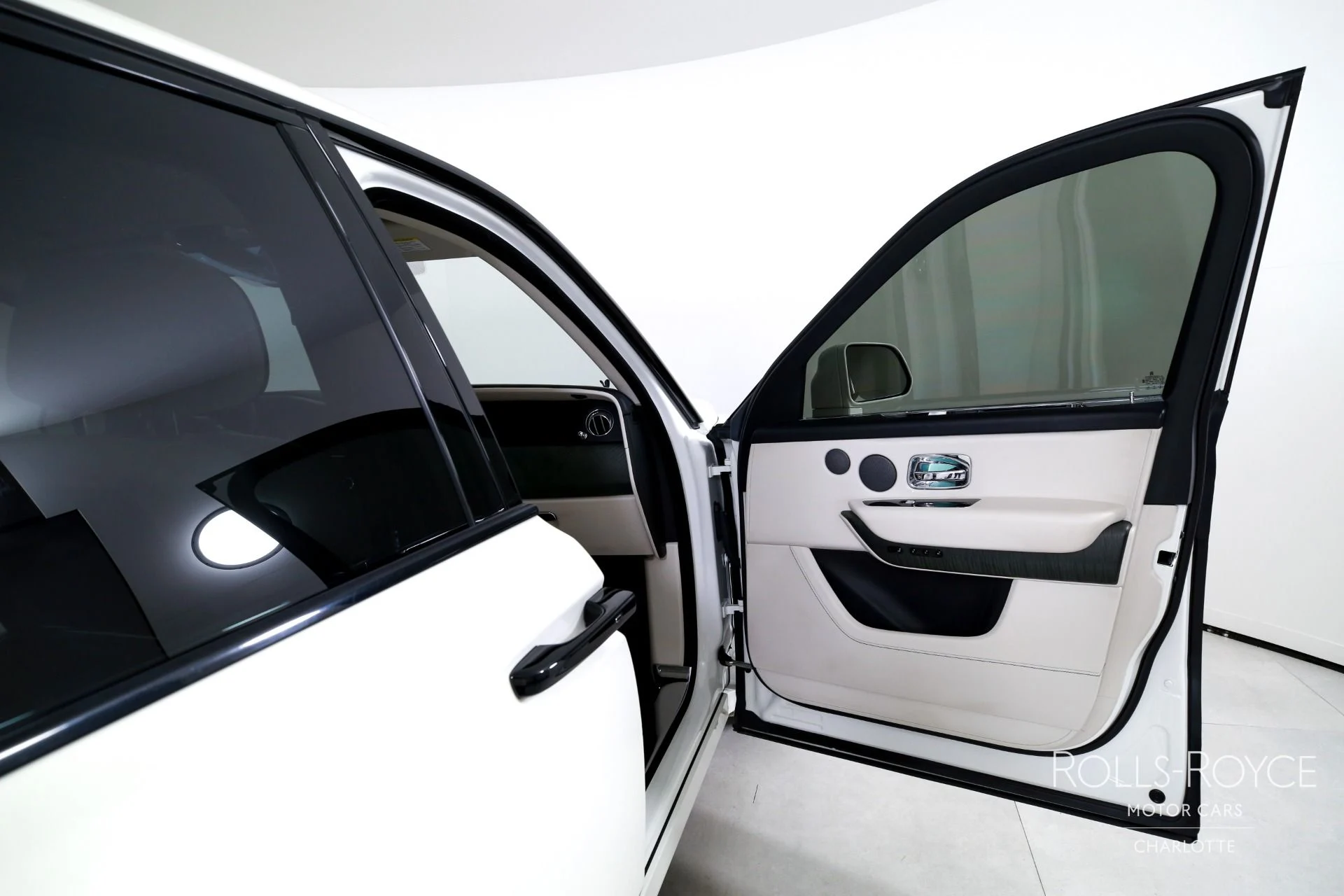 mph032_1342717742_Used_2020_Rolls_Royce_Cullinan_1772228015_c552d27529