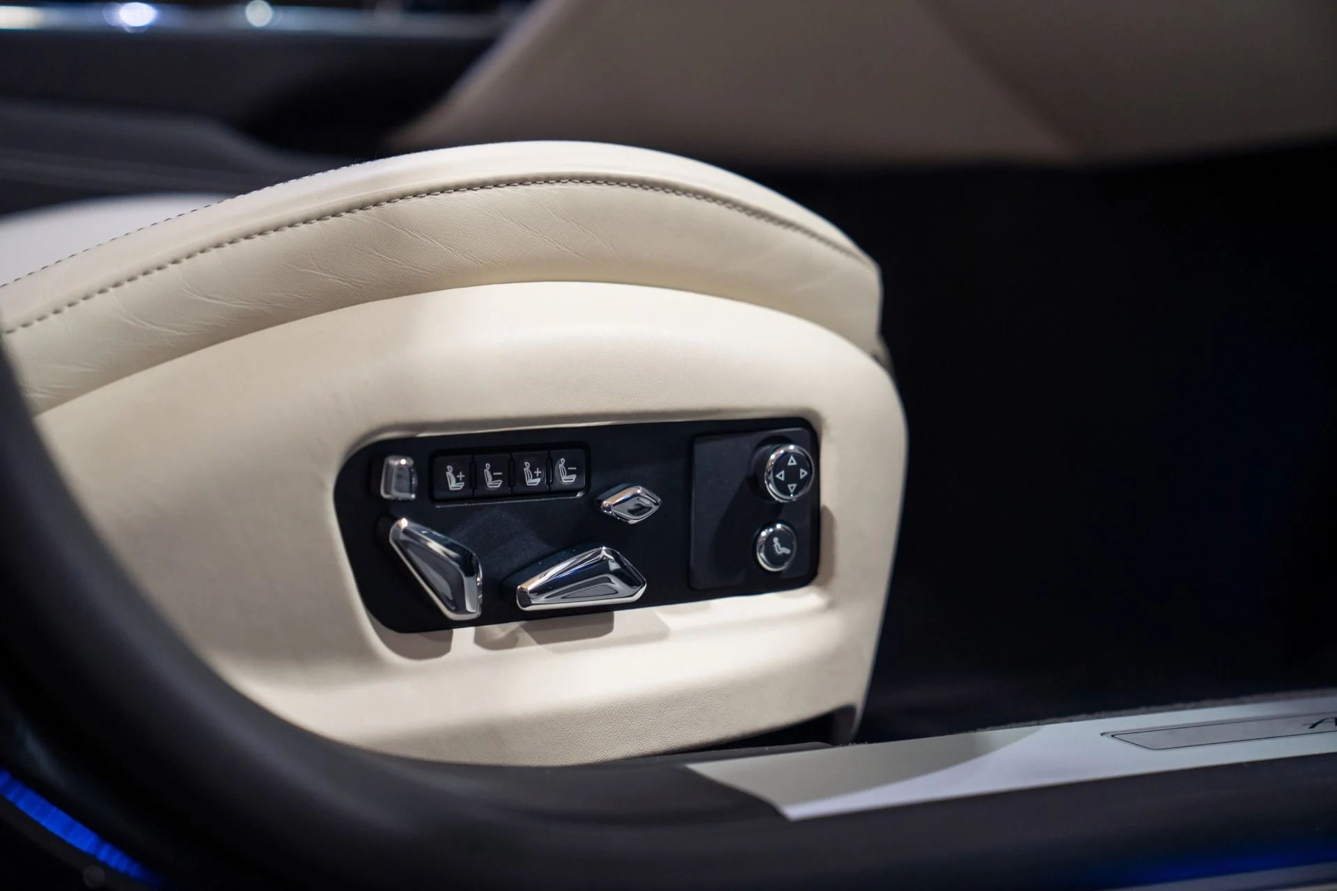 mph032_13541821_Used_2023_Bentley_Flying_Spur_Azure_1787341097_bcdd6405d2