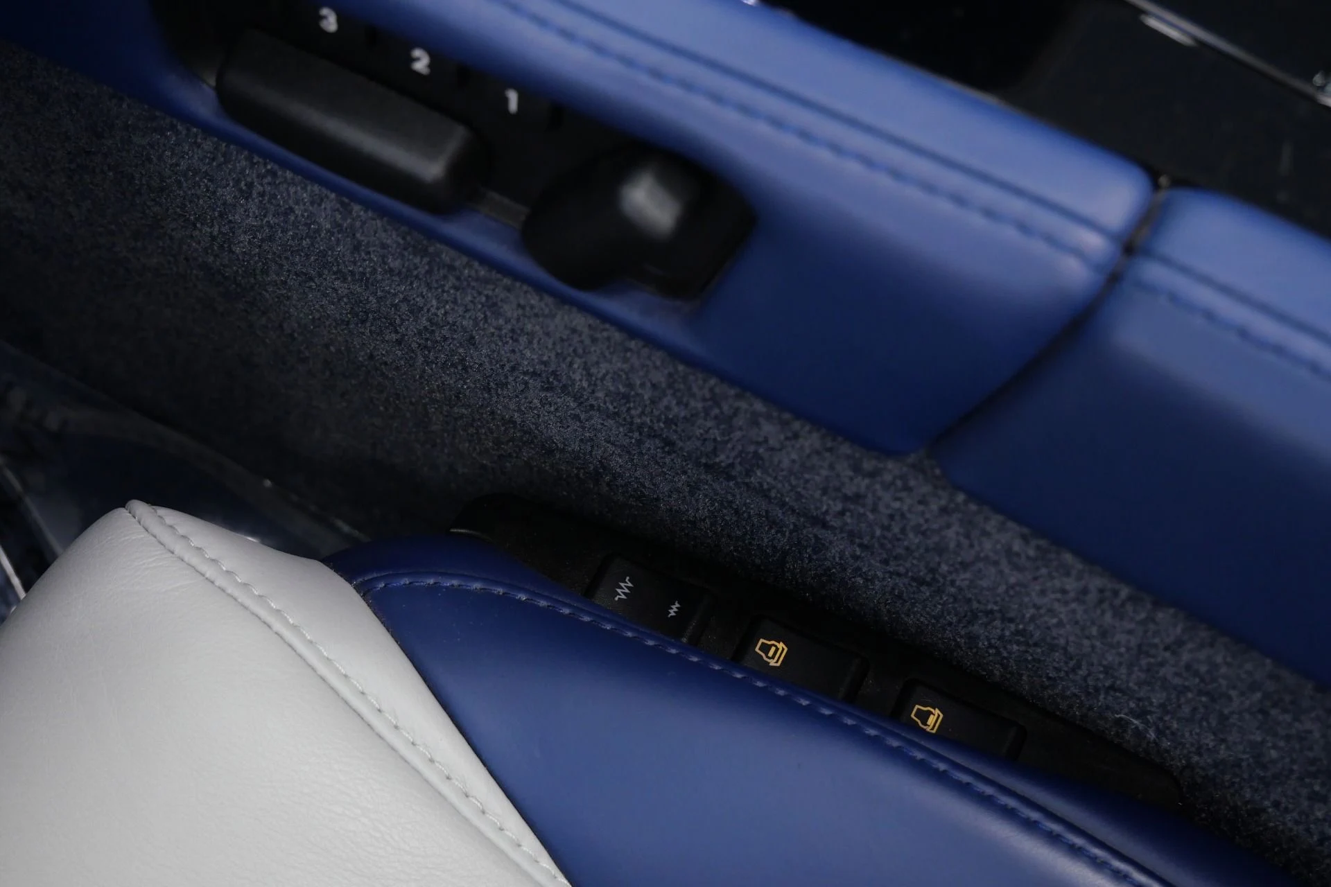 mph032_1377603101_Used_2017_Aston_Martin_Vantage_Roadster_7_Speed_Manual_Limited_1_of_100_for_the_USA_1765816519_4ce73631b5