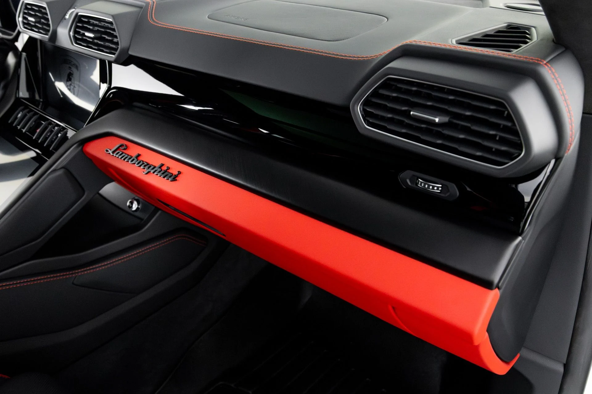 mph032_1387150876_Used_2024_Lamborghini_Urus_S_1765302054_9fb3da9146