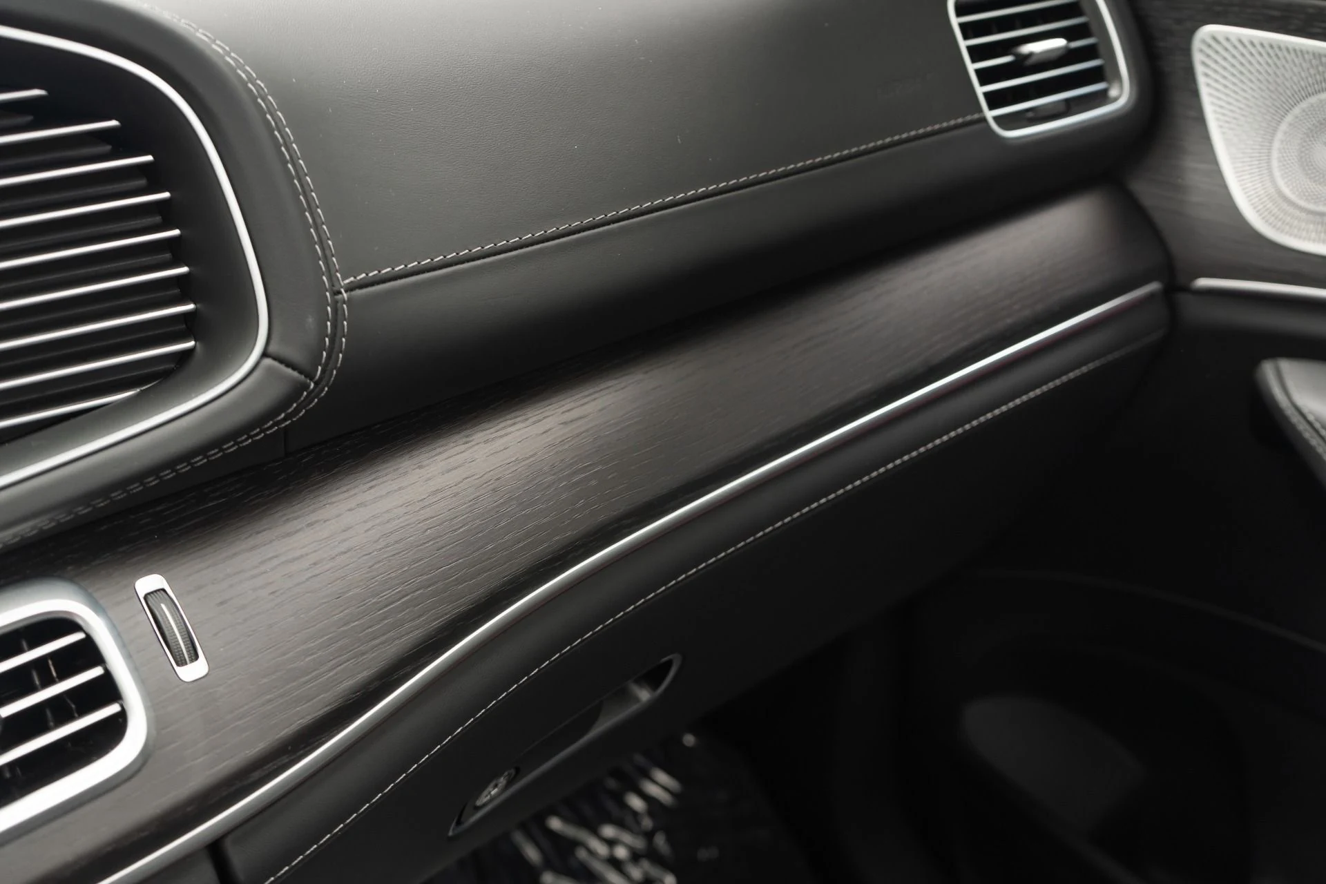 mph032_1414254953_Used_2024_Mercedes_Benz_Maybach_GLS_600_4_MATIC_4_Seat_Configuration_Rear_Seat_Entertainment_1776281488_a7628bfe78