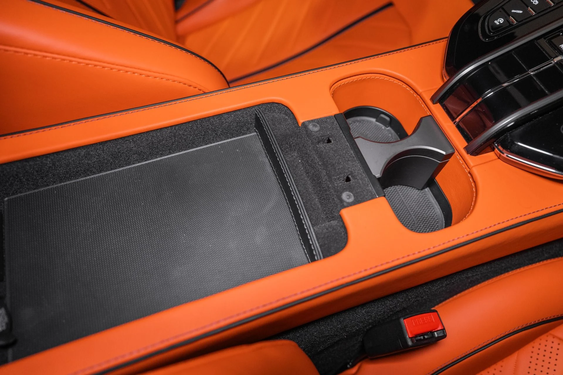 mph032_1439245472_Used_2026_Aston_Martin_Vantage_S_1778492725_00ae513556