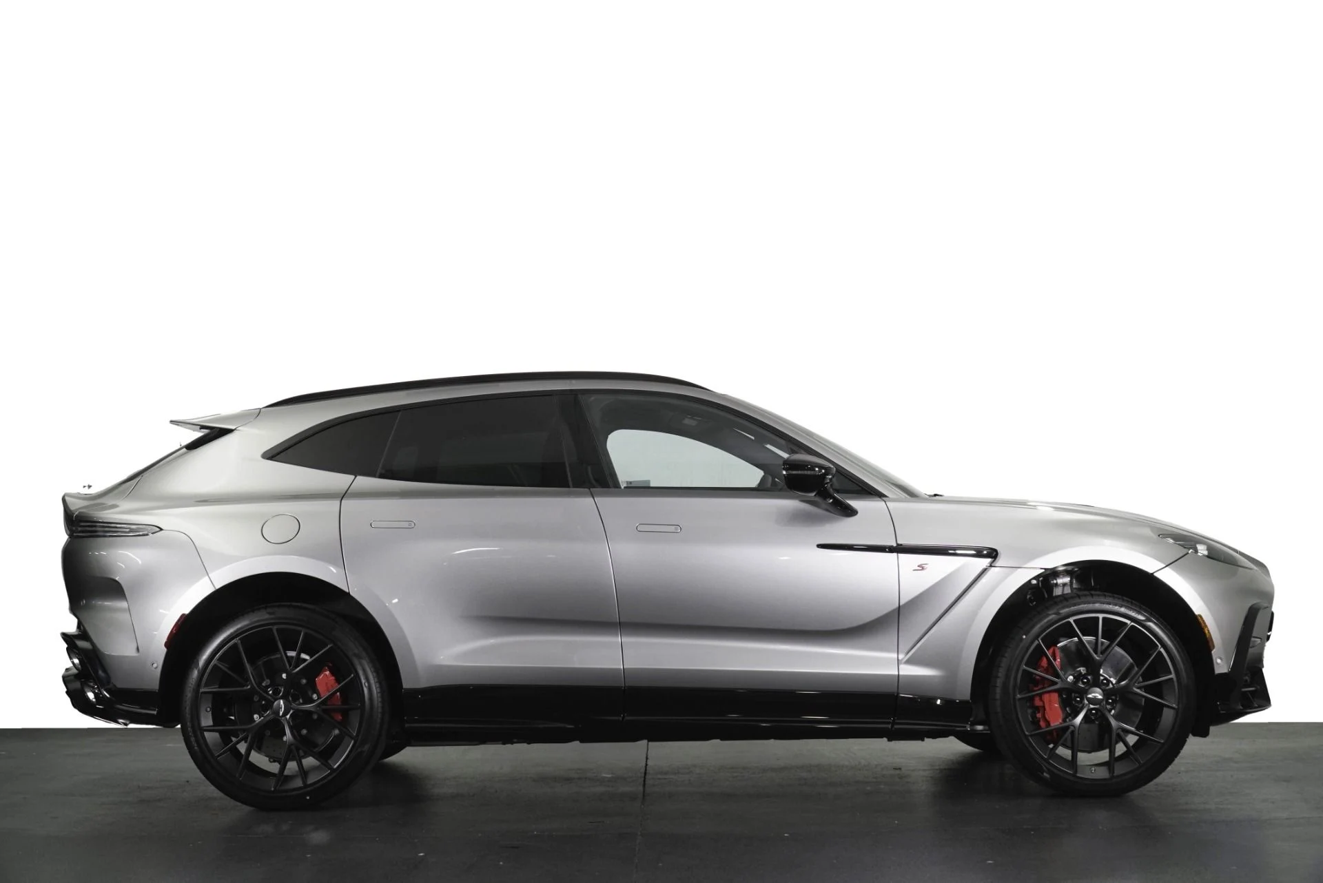 mph032_1508699596_New_2026_Aston_Martin_DBX_S_1781900282_9dba2d6d7e