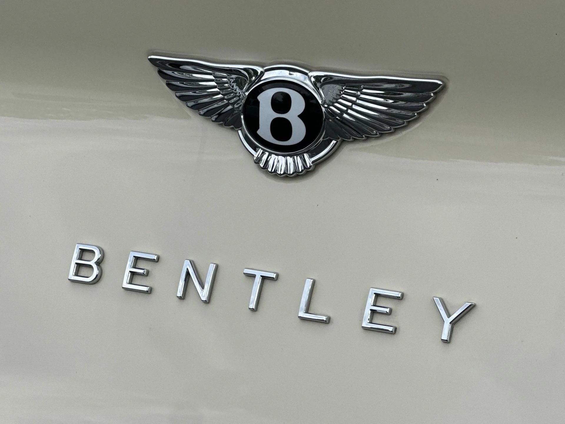 mph032_1529238299_Used_2025_Bentley_Bentayga_V8_1760604371_92a3a05844