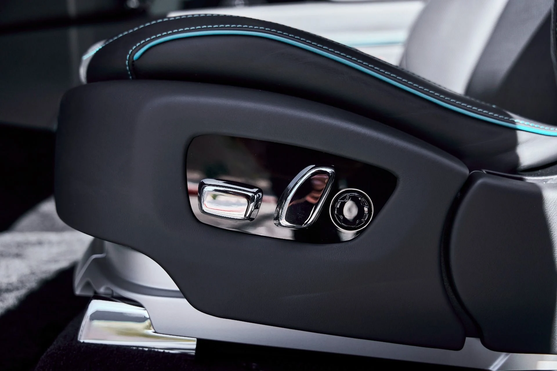 mph032_1618759517_Used_2025_Rolls_Royce_Spectre_Base_1771642457_1daab17343