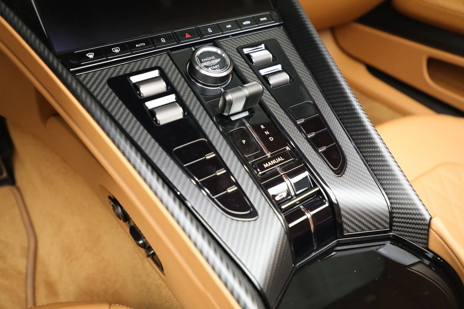 mph032_166336466_New_2025_Aston_Martin_DB_12_Volante_b0f9c23e0d
