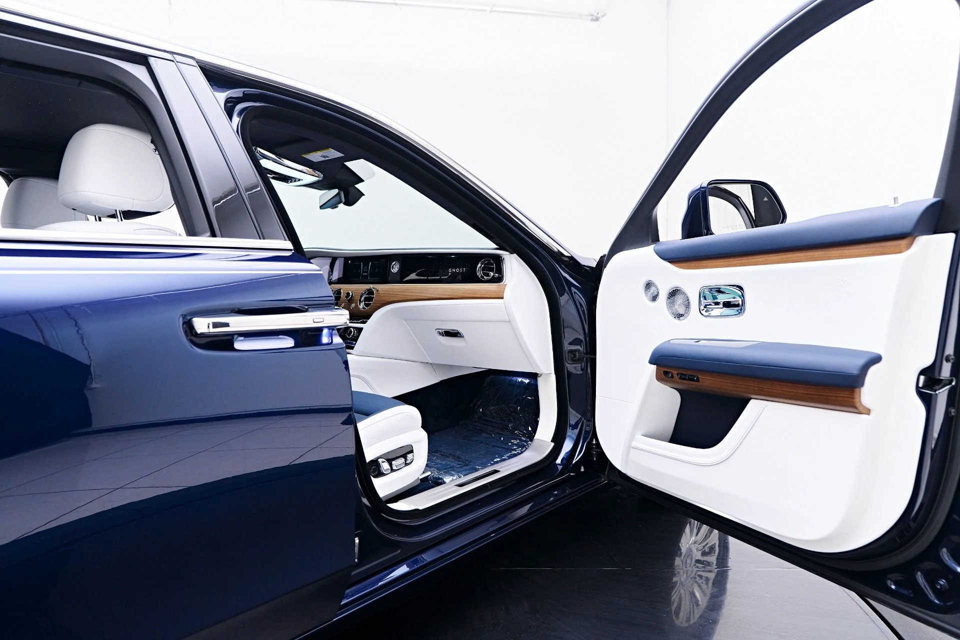 mph032_1668463365_Used_2023_Rolls_Royce_Ghost_1755200436_306c4a57a6