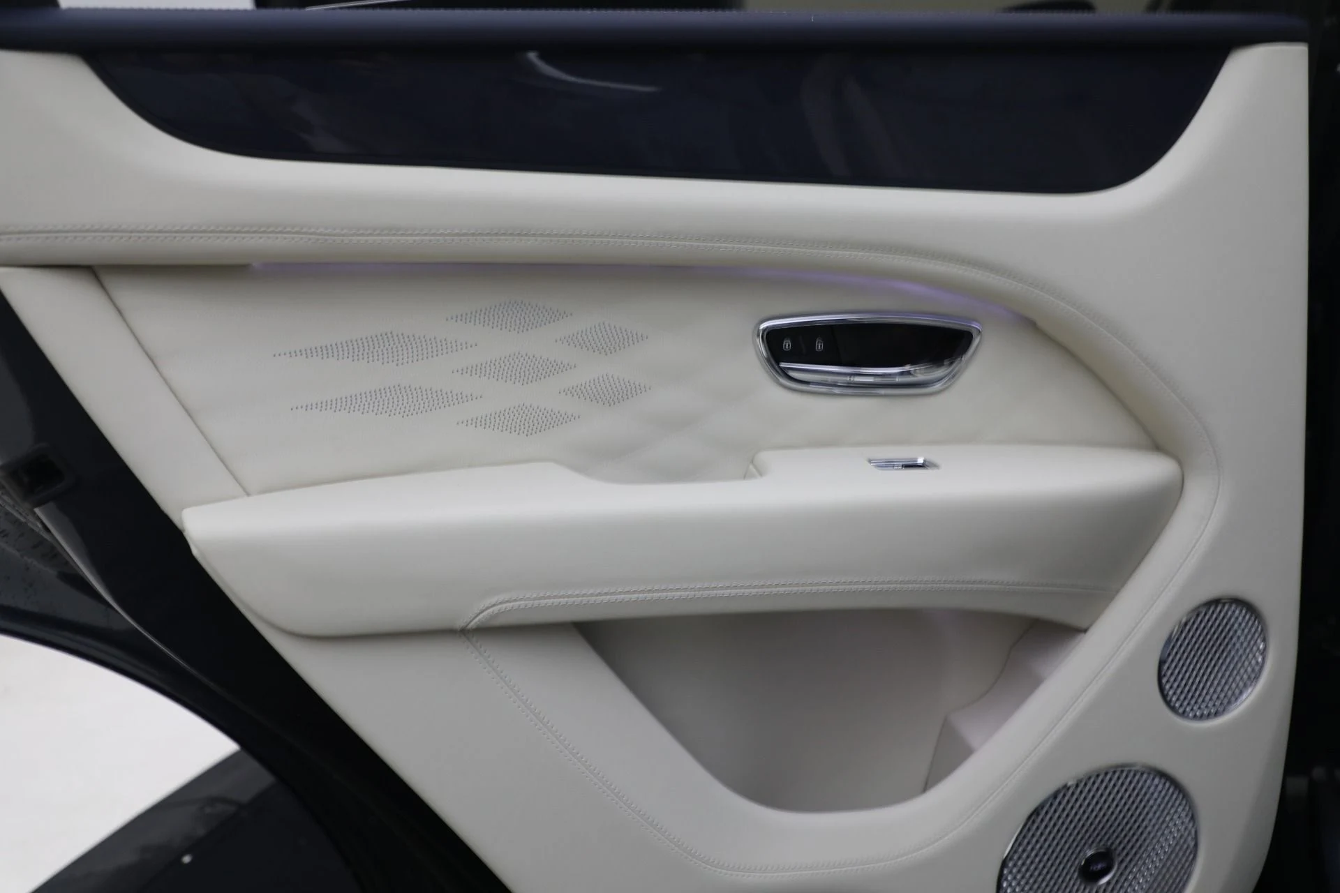 mph032_1670557837_New_2025_Bentley_Bentayga_Atelier_Edition_V8_bb676c0404