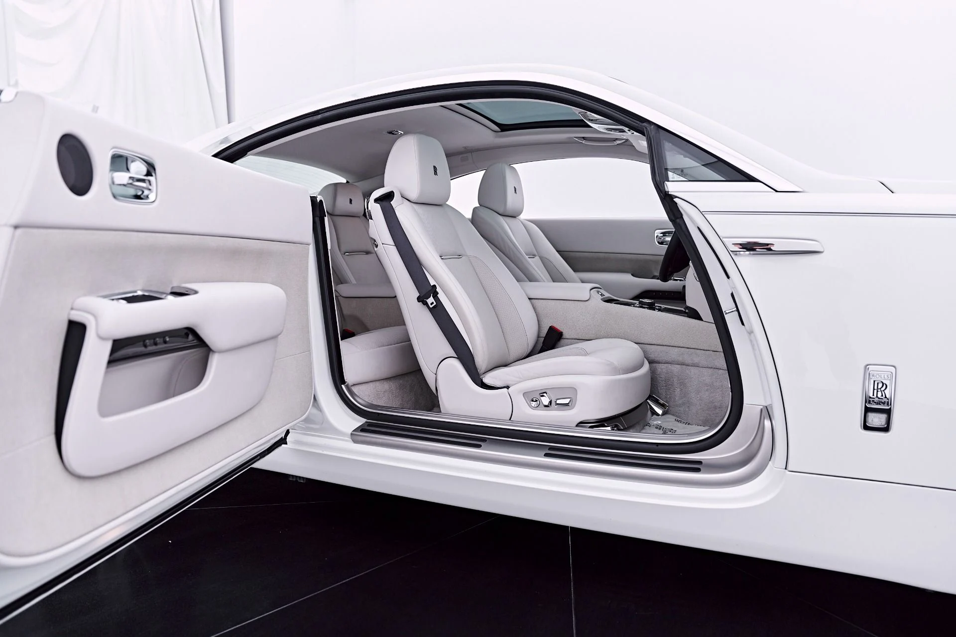 mph032_1699015654_Used_2014_Rolls_Royce_Wraith_Base_1782842412_ea4114d291