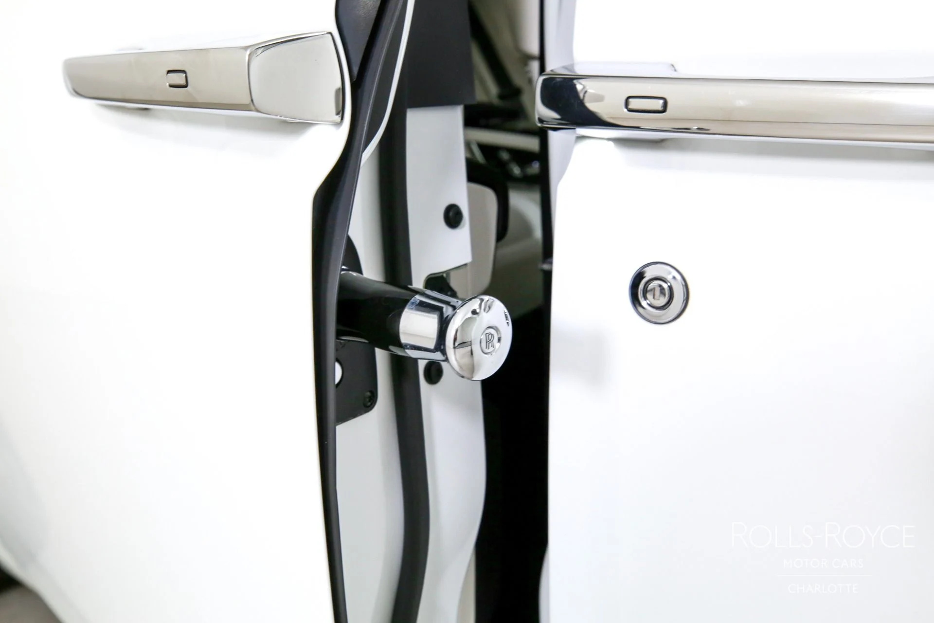 mph032_1700376712_Used_2024_Rolls_Royce_Phantom_1767116656_db2723a7b8