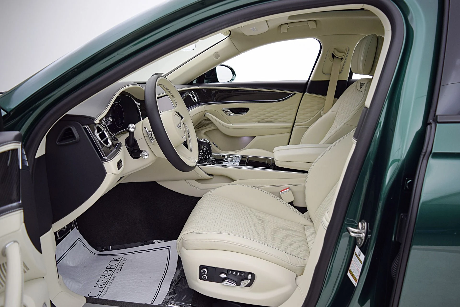 mph032_1723088349_Used_2022_Bentley_Flying_Spur_V8_747e02c4e5