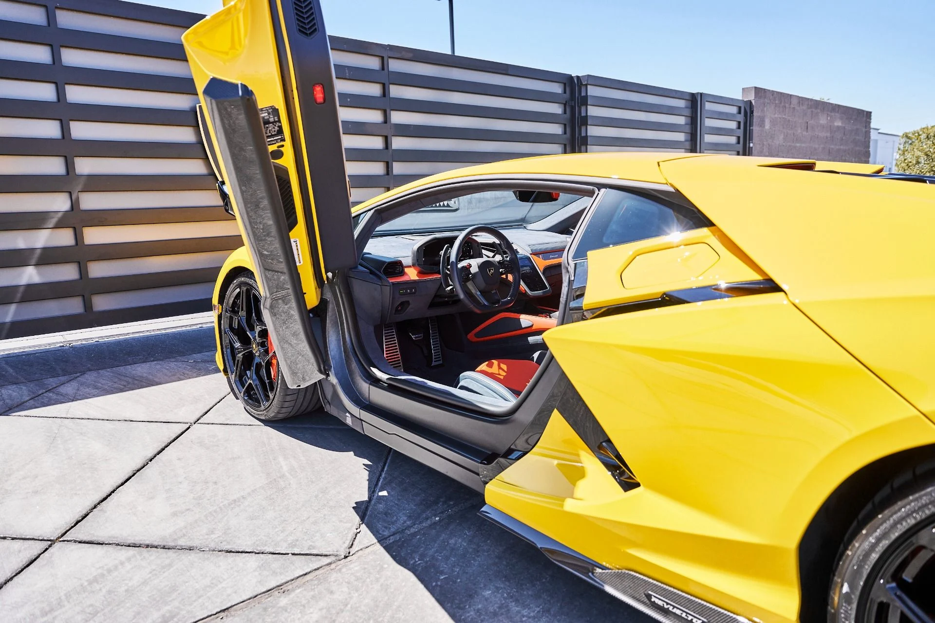 mph032_1750296166_Used_2025_Lamborghini_Revuelto_Base_1780084757_d5882e392a
