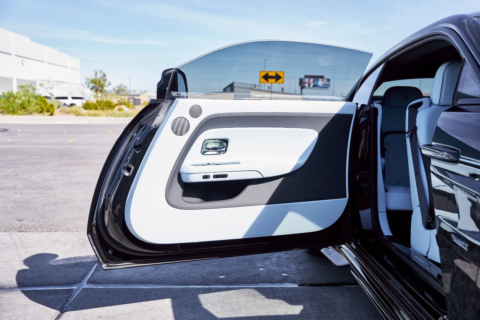 mph032_1790178163_Used_2025_Rolls_Royce_Spectre_Base_1773452486_2c5e2b6297