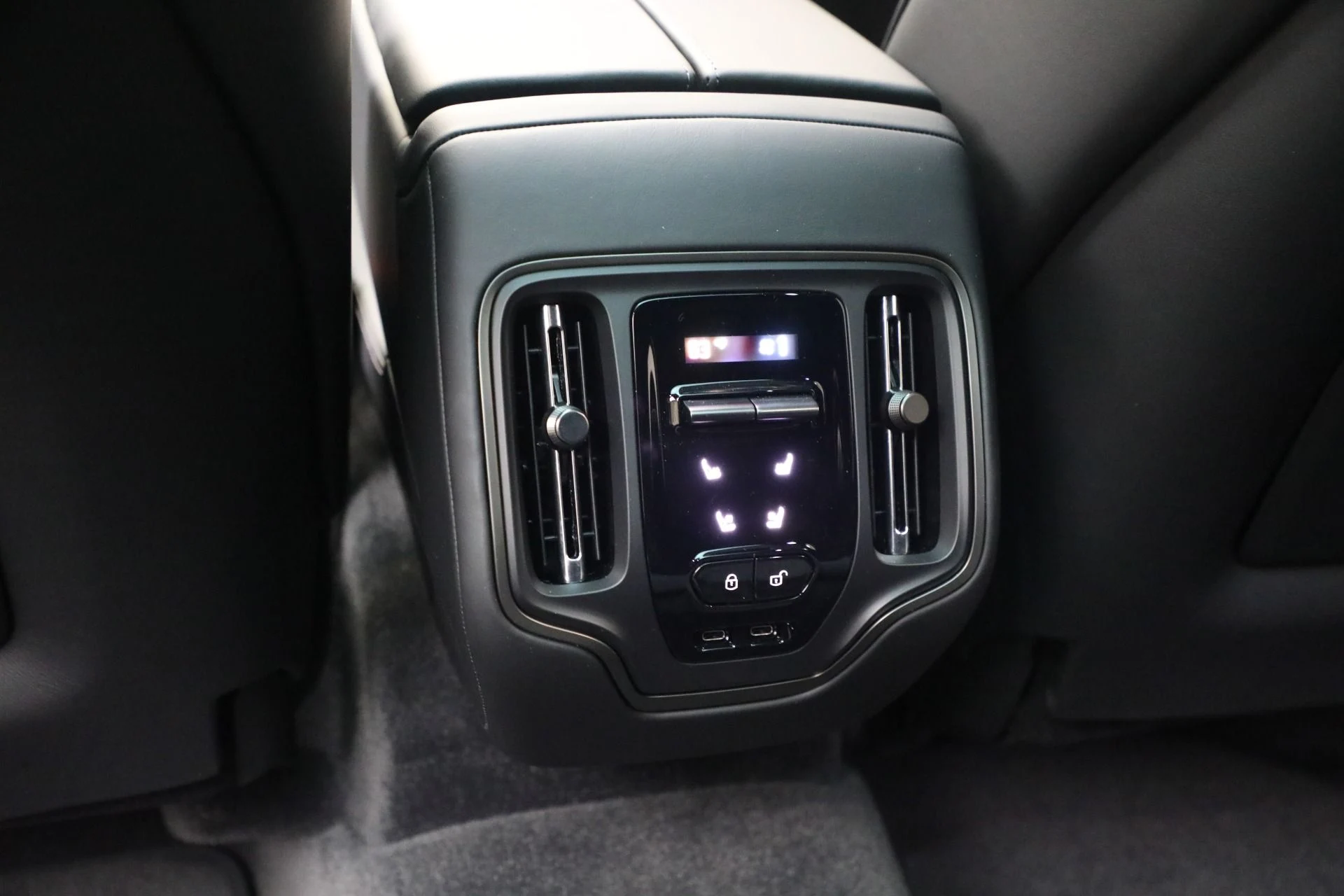 mph032_187476905_New_2026_Aston_Martin_DBX_707_1767813169_471cd9fa5d