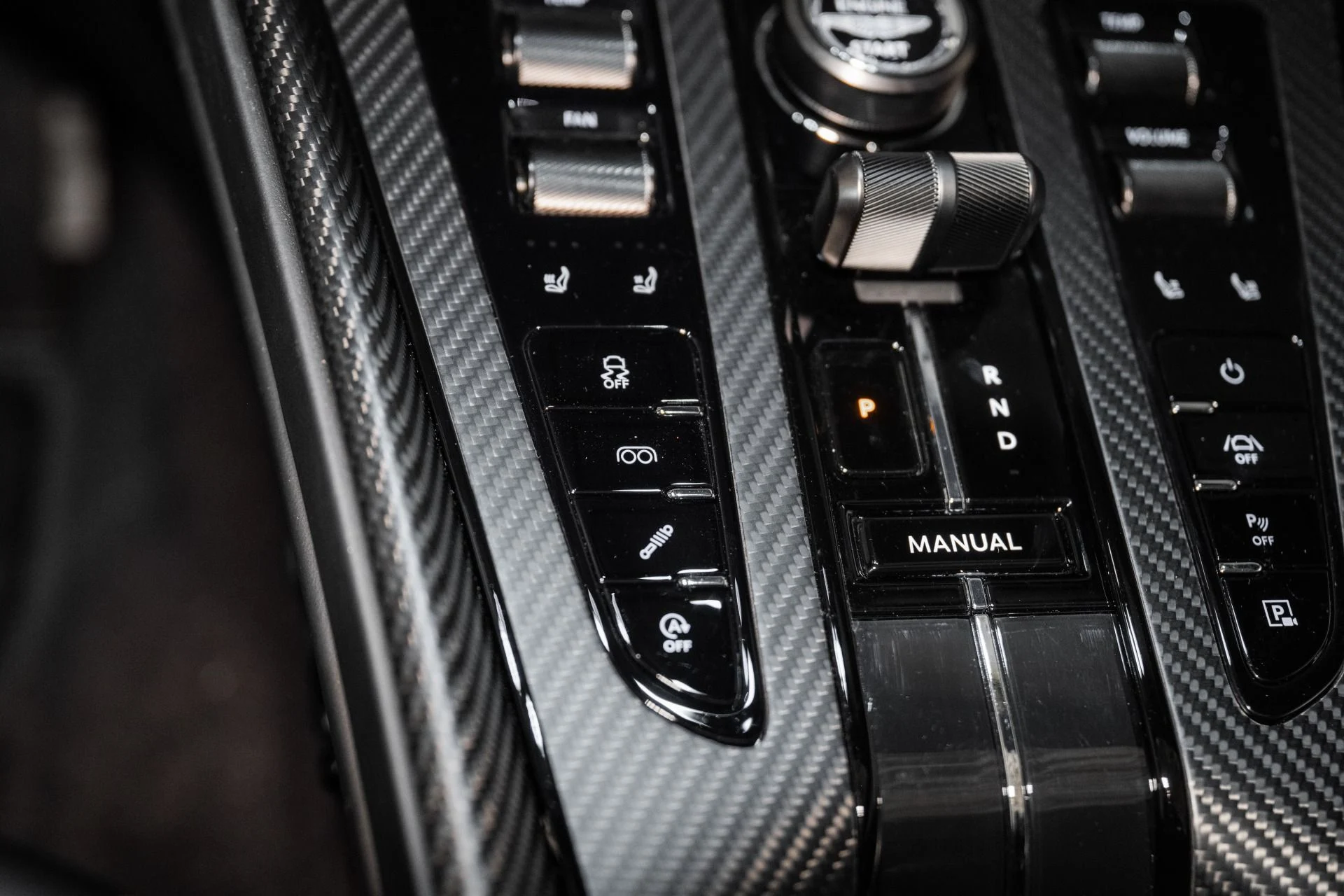 mph032_1991583848_Used_2025_Aston_Martin_DB_12_Coupe_1742566094_2a387933aa