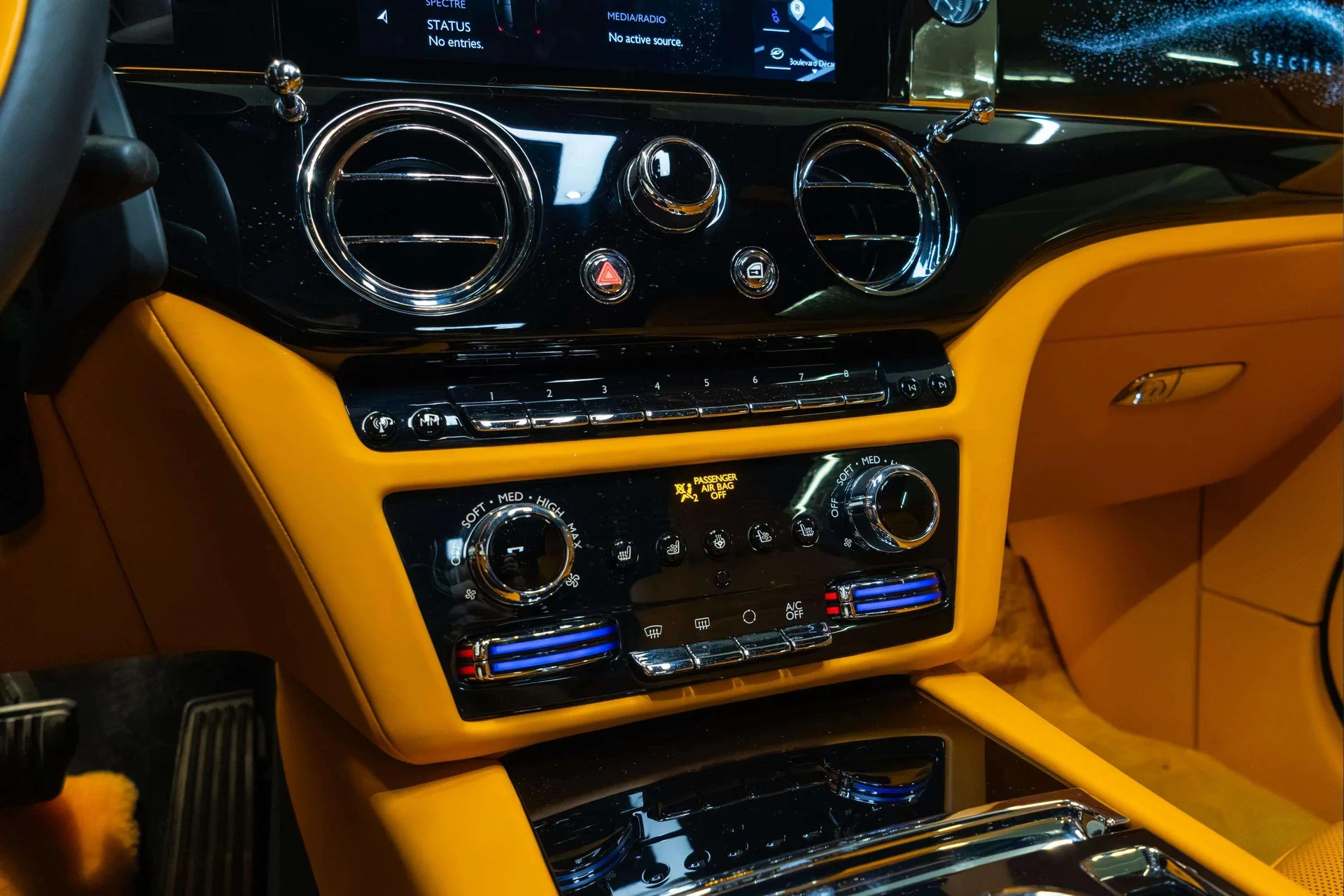 mph032_1994512568_1715bb6f_53f8_4fd7_8438_89d3c1750890_202420_Rolls_Royce20_Spectre2028_SCATK_2_C04_RU_22313629_33_53298177e4