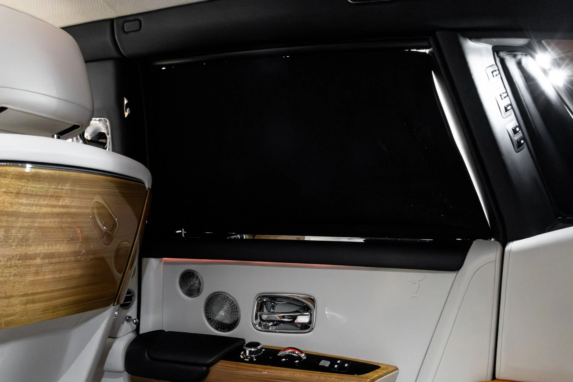 mph032_2013324400_Used_2019_Rolls_Royce_Phantom_1770350910_c00aae7816