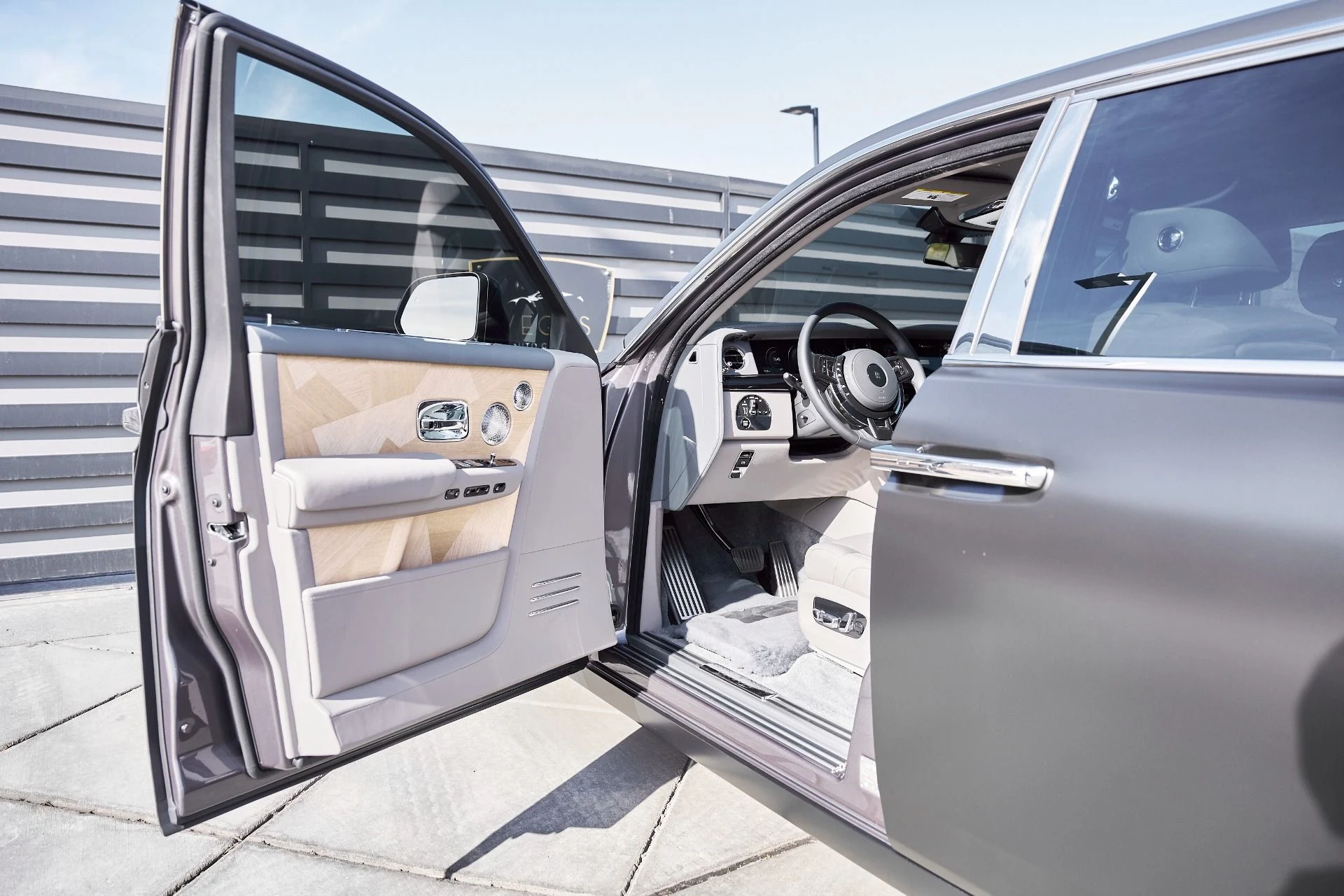 mph032_2029157912_Used_2025_Rolls_Royce_Phantom_Base_1769480913_fb11f5fda2