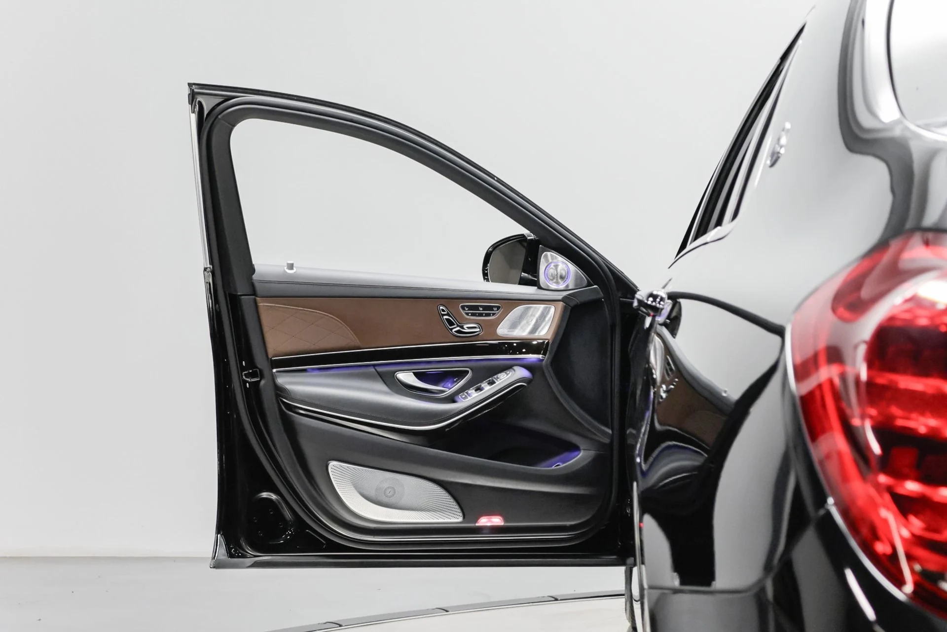 mph032_2047611104_Used_2019_Mercedes_Benz_S_Class_Maybach_S_560_4_MATIC_1761681414_92f4746039