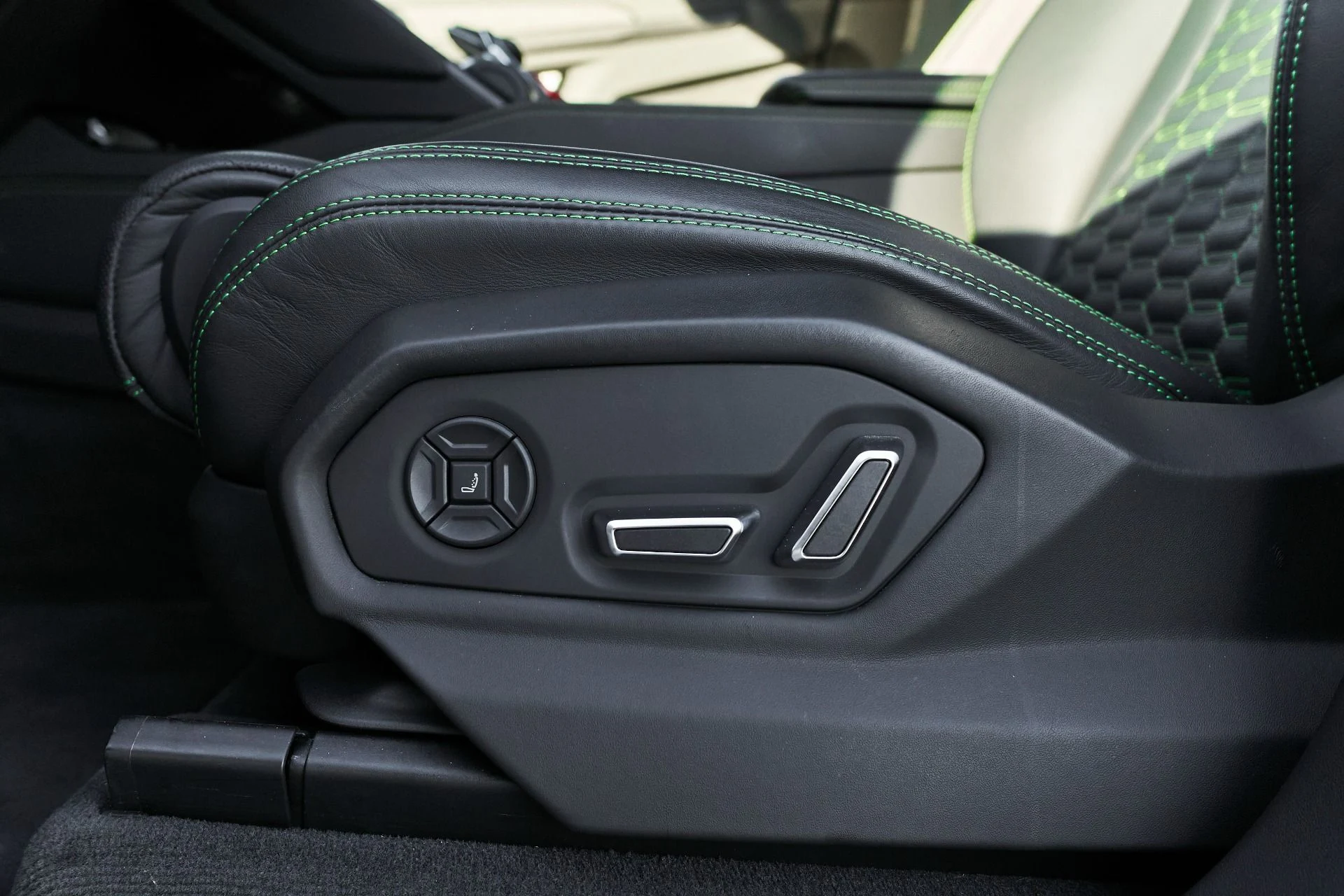 mph032_2060333723_Used_2021_Lamborghini_Urus_1765854491_7848721f4e