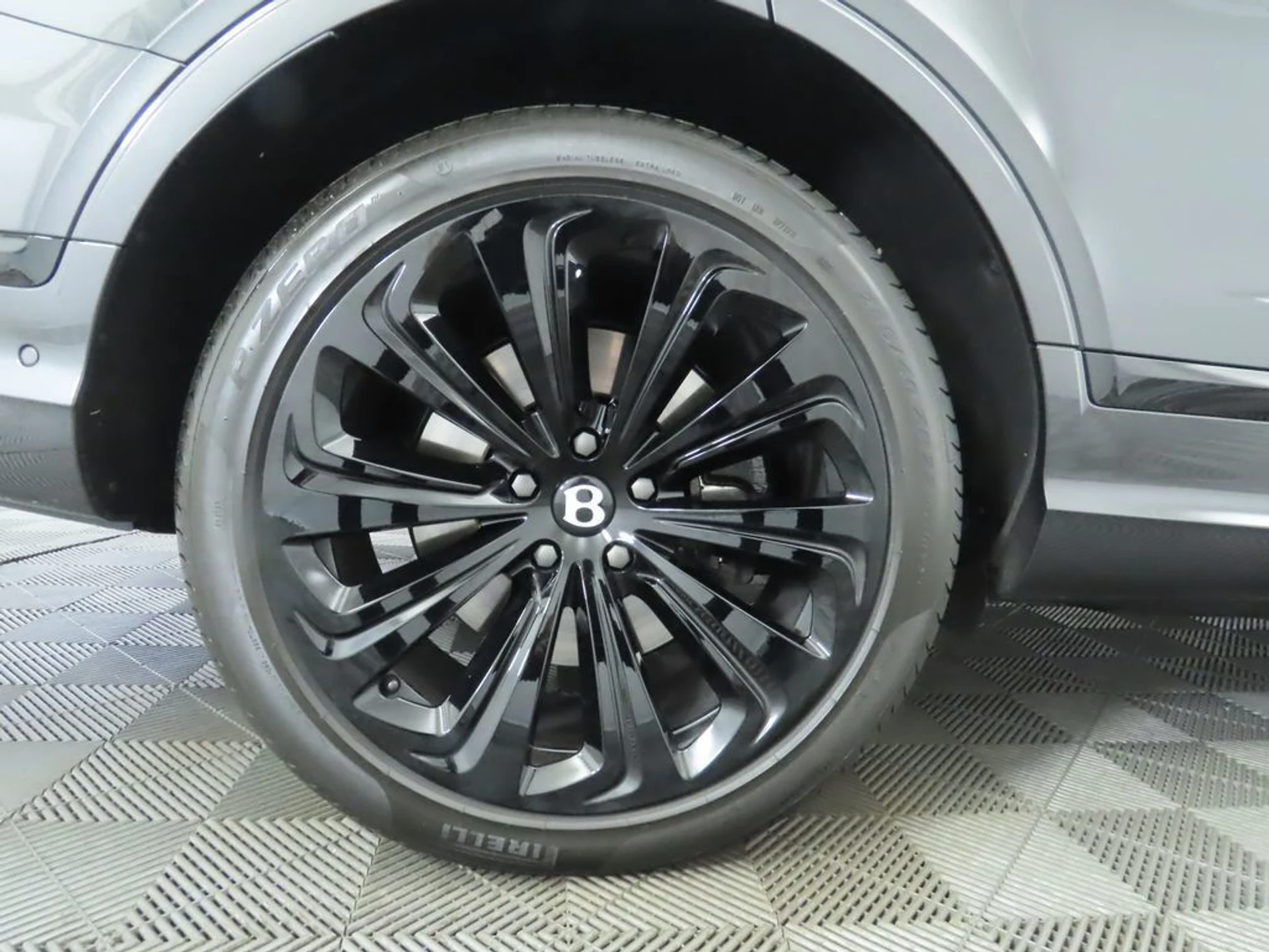 mph032_2060962622_used_2023_bentley_bentayga_ewb_azure_8119_22967334_33_1024_464ca28b4f