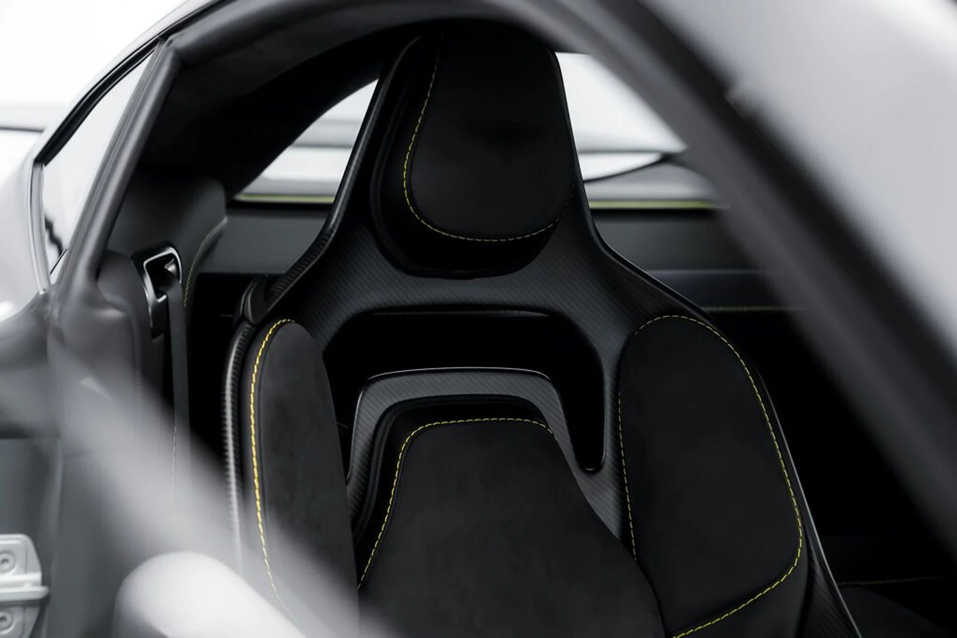 mph032_2065397831_aston_martin_vantage_2023_jpg_v_1773863537_96cdac0e6c