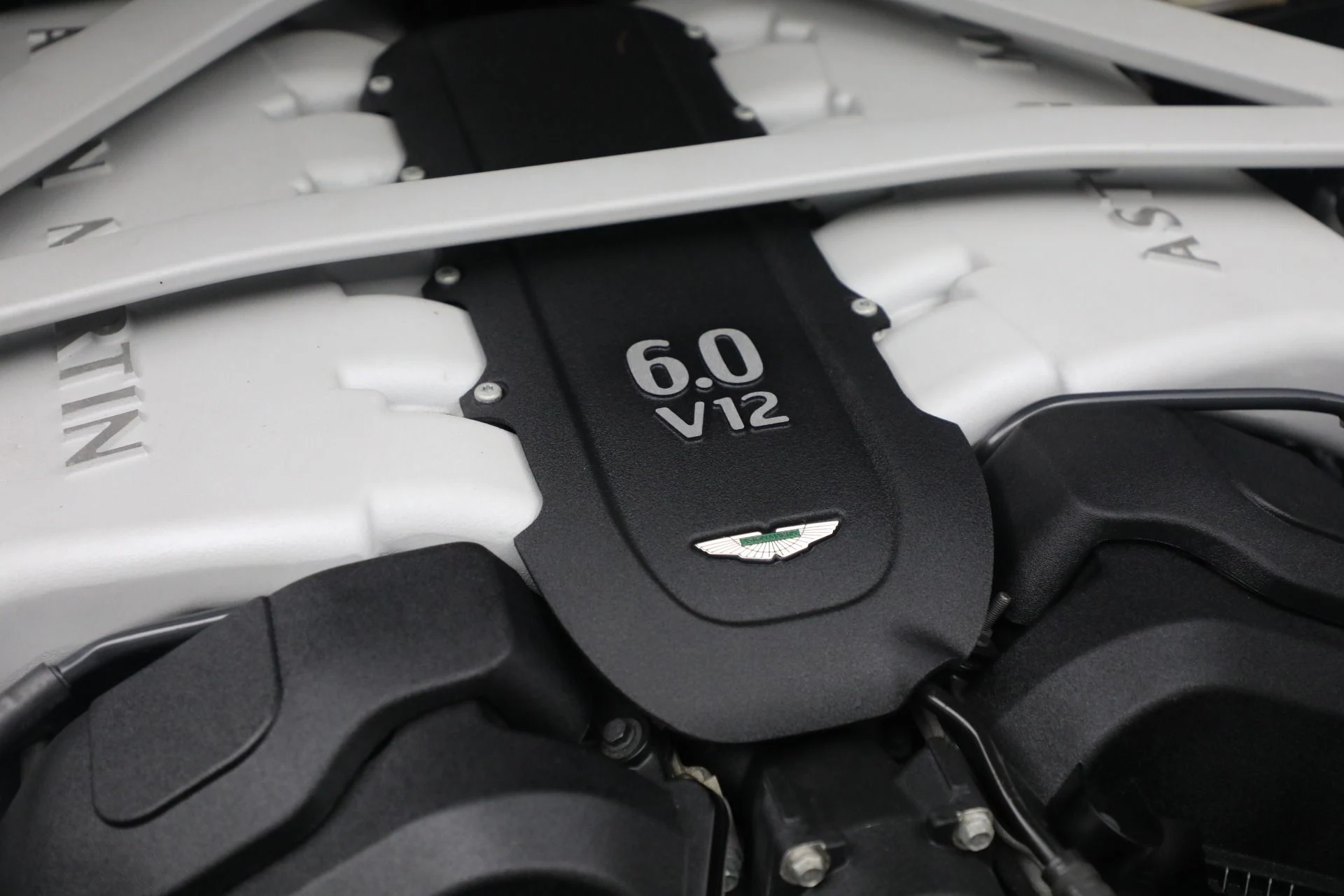 mph032_2073798816_Used_2015_Aston_Martin_DB_9_Carbon_Edition_8a0dba886a
