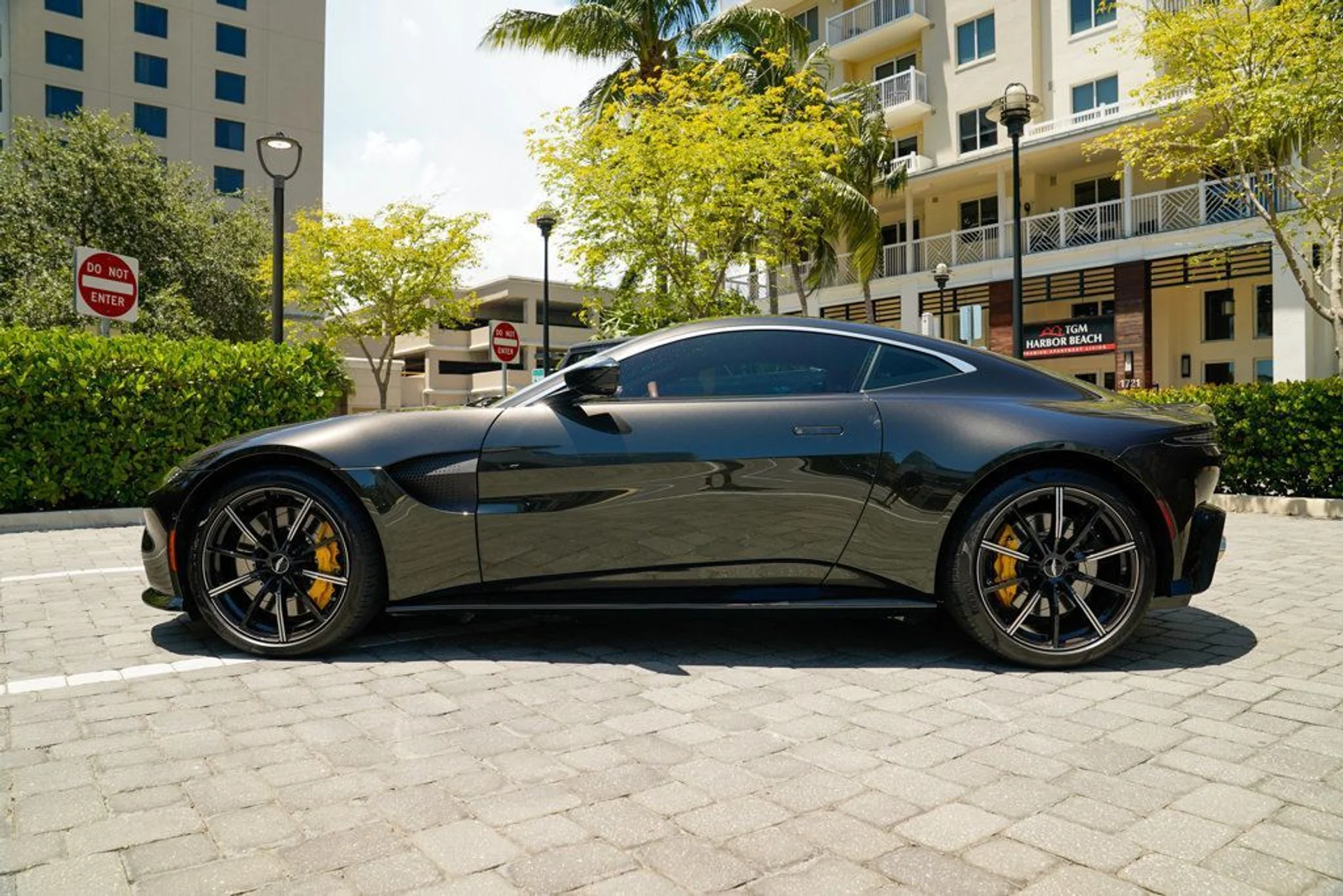 mph032_208447269_used_2021_aston_martin_vantage_coupemanual_14354_22900621_33_1024_1e5234478a