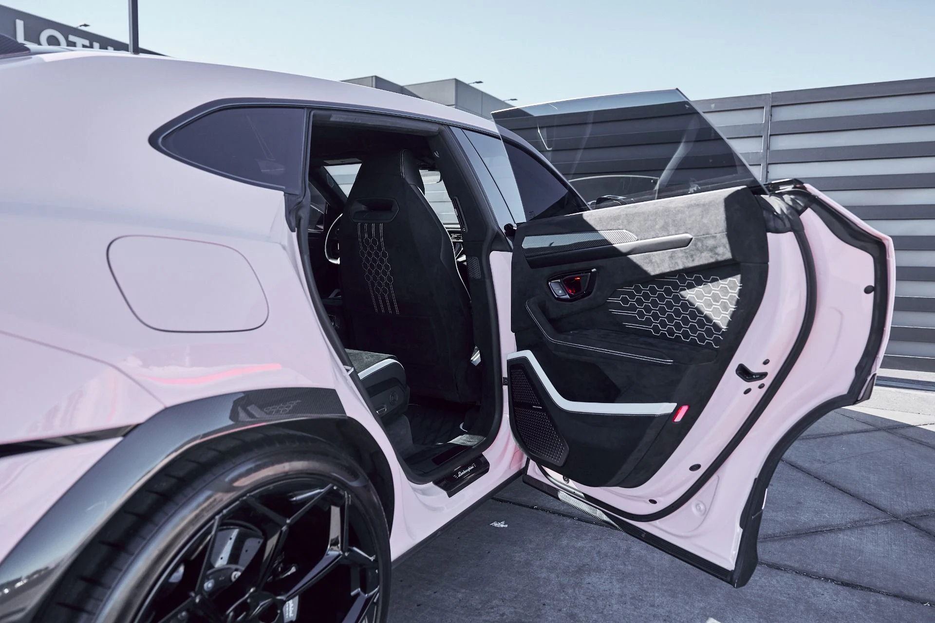 mph032_2088799744_Used_2024_Lamborghini_Urus_Performante_1767667958_ef998989af