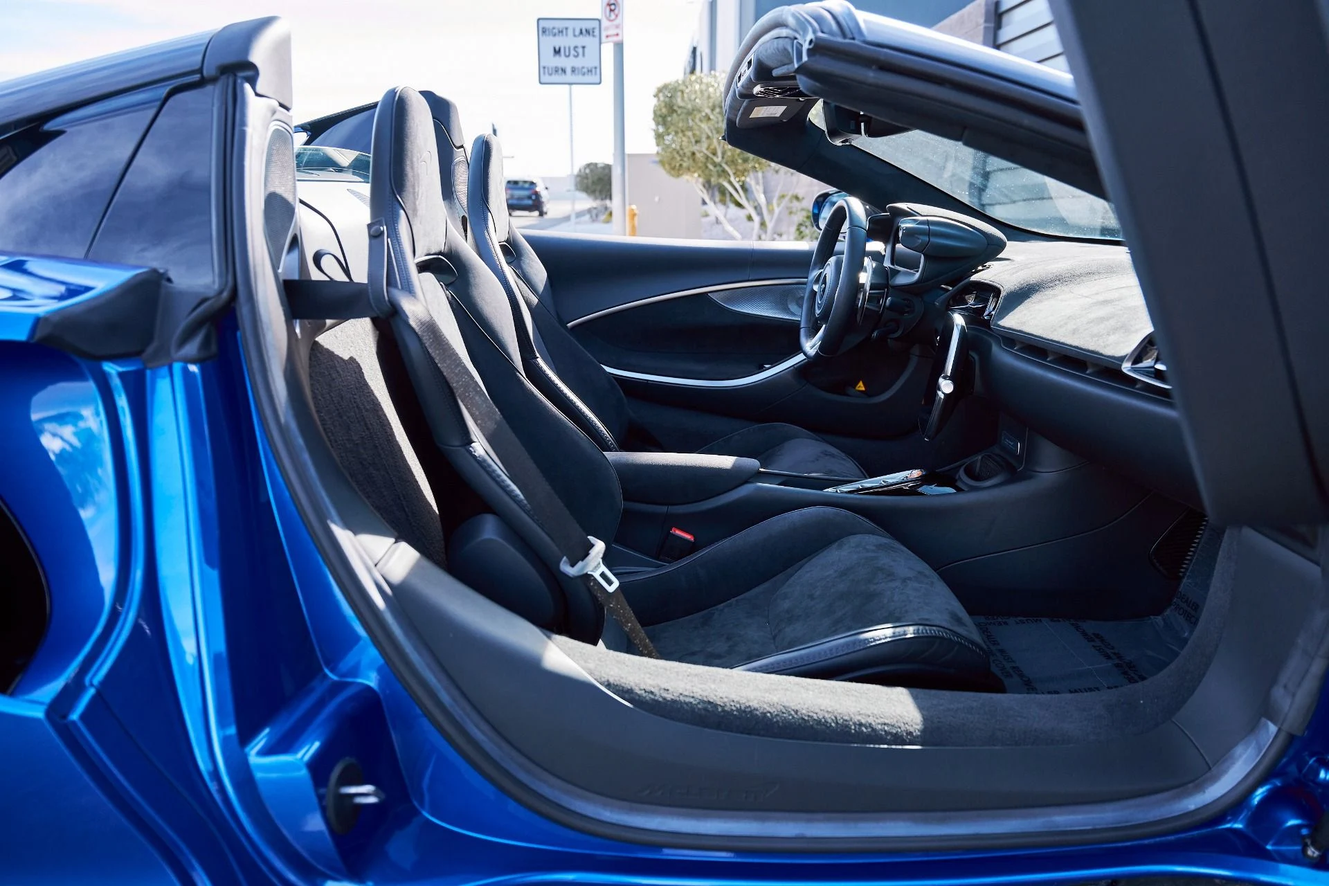 mph032_2094672543_Used_2025_Mc_Laren_Artura_1769567627_7aeff20b97