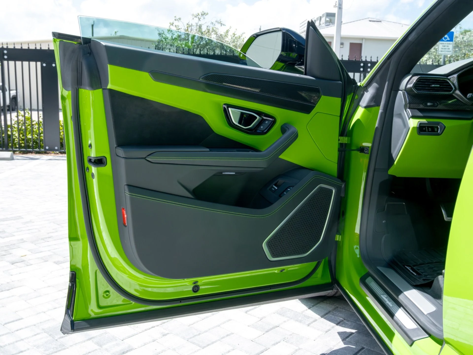 mph032_2099767986_Used_2024_Lamborghini_Urus_S_1775489529_037a774889