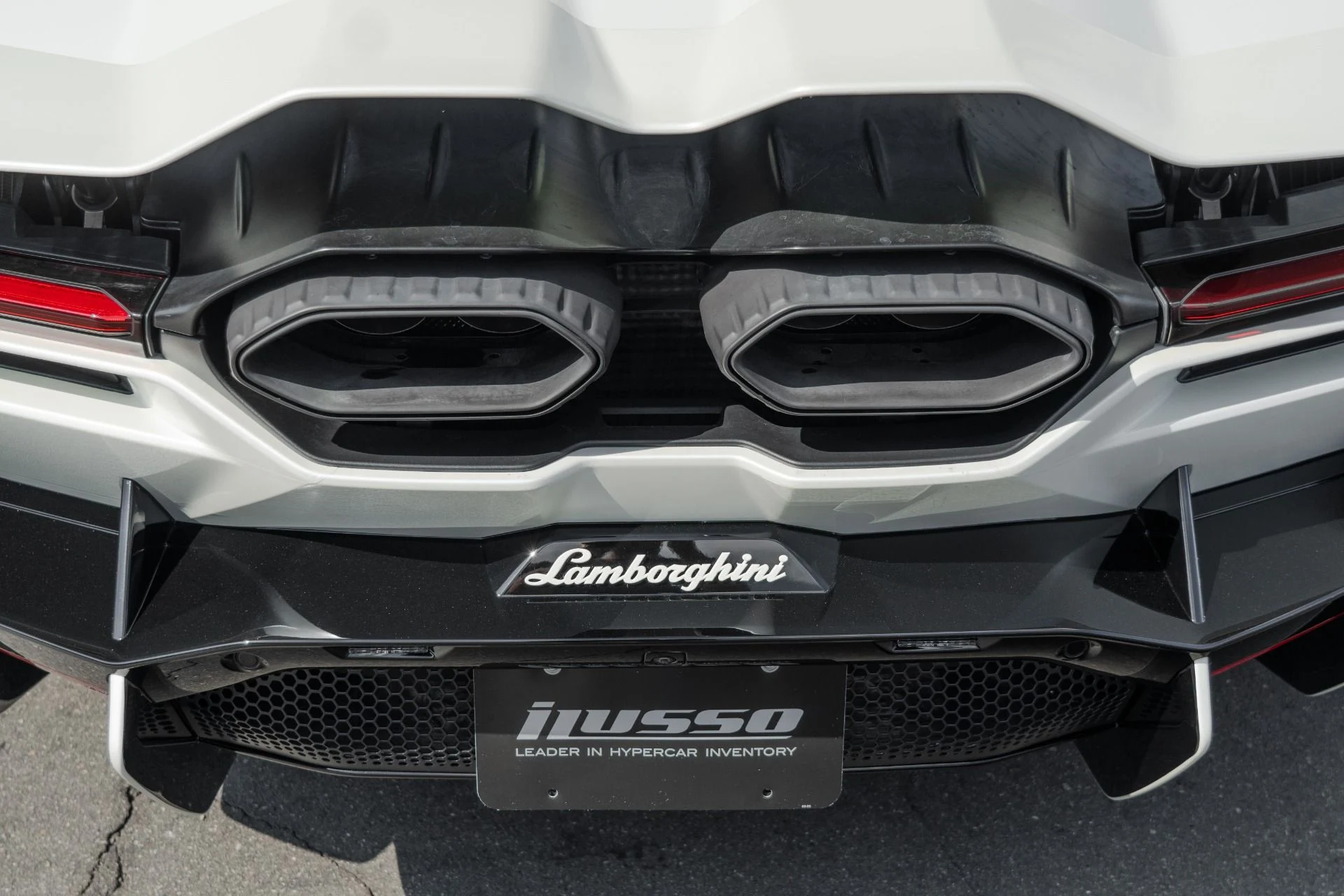 mph032_2104343178_Used_2024_Lamborghini_Revuelto_1759355869_b87b4154fc