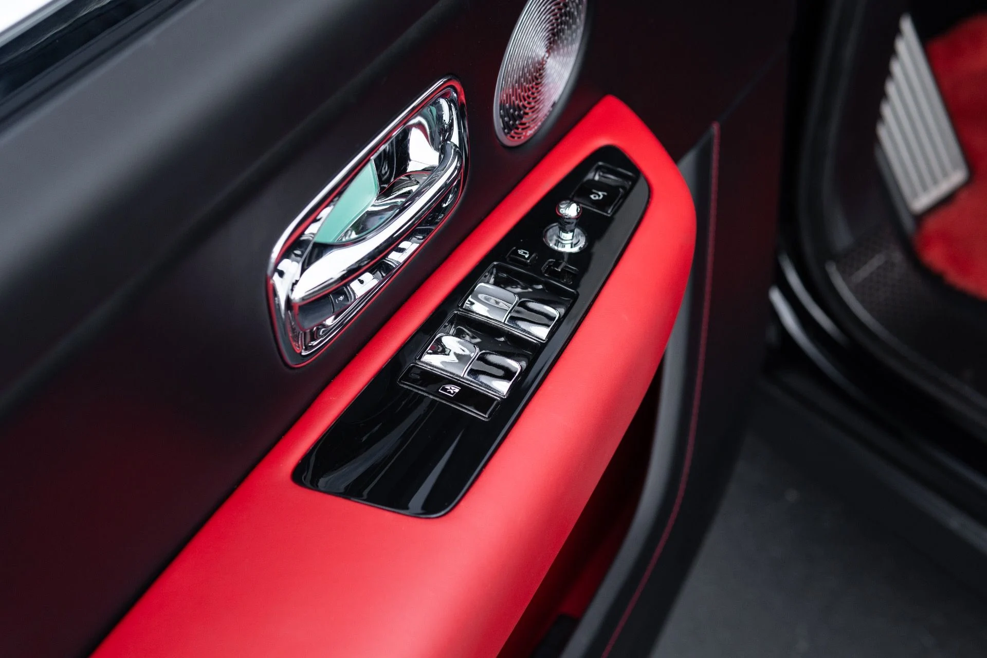 mph032_2115559830_Used_2022_Rolls_Royce_Black_Badge_Cullinan_1776130970_5d950784db