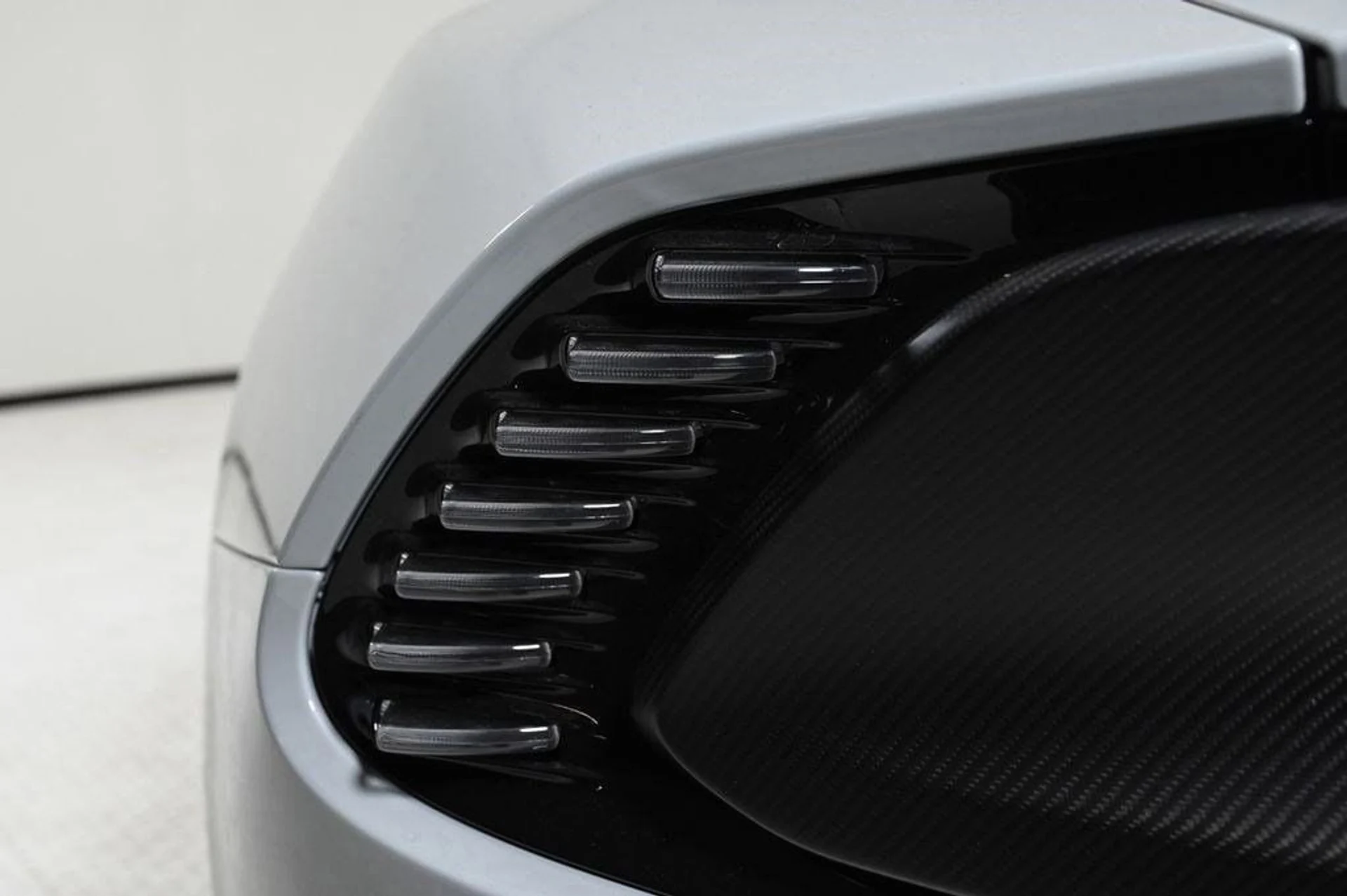 mph032_2117609783_used_2025_aston_martin_vanquish_coupe_11350_22829268_32_1024_d51c2ce20e