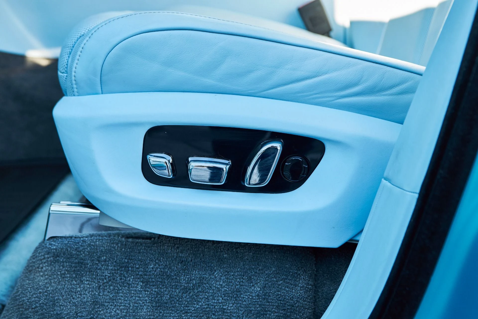 mph032_2162902083_Used_2022_Rolls_Royce_Cullinan_Black_Badge_1765411026_e622db9d48