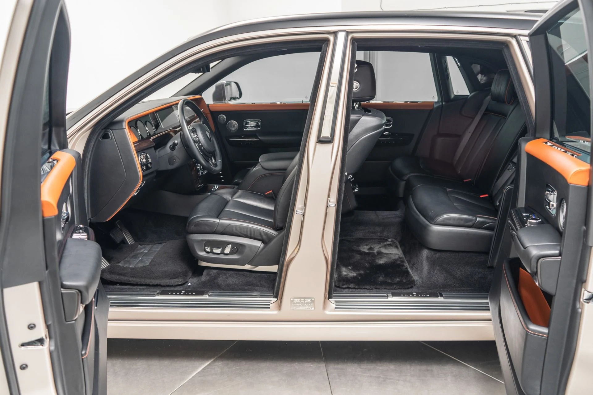 mph032_2167470454_Used_2019_Rolls_Royce_Phantom_The_Phantom_Package_Two_Tone_Paint_Bespoke_Audio_1785353671_575a4601a9